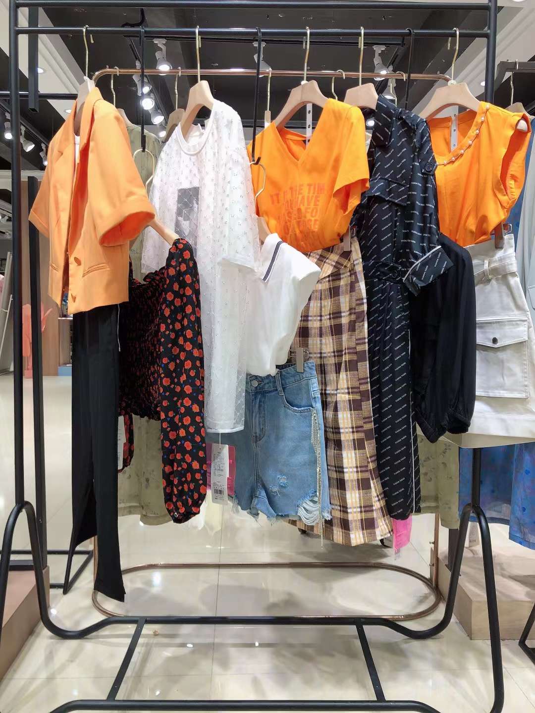 國(guó)內(nèi)知 名品牌寶貝瑪麗2022 春女裝折扣尾貨批發(fā)供應(yīng)商