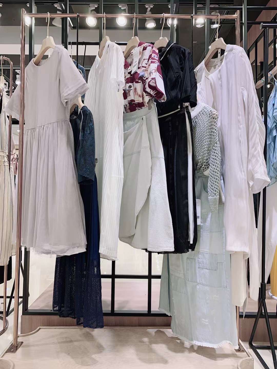 上海品牌伊迪索2022 春夏品牌折扣女裝一手批發(fā)貨源