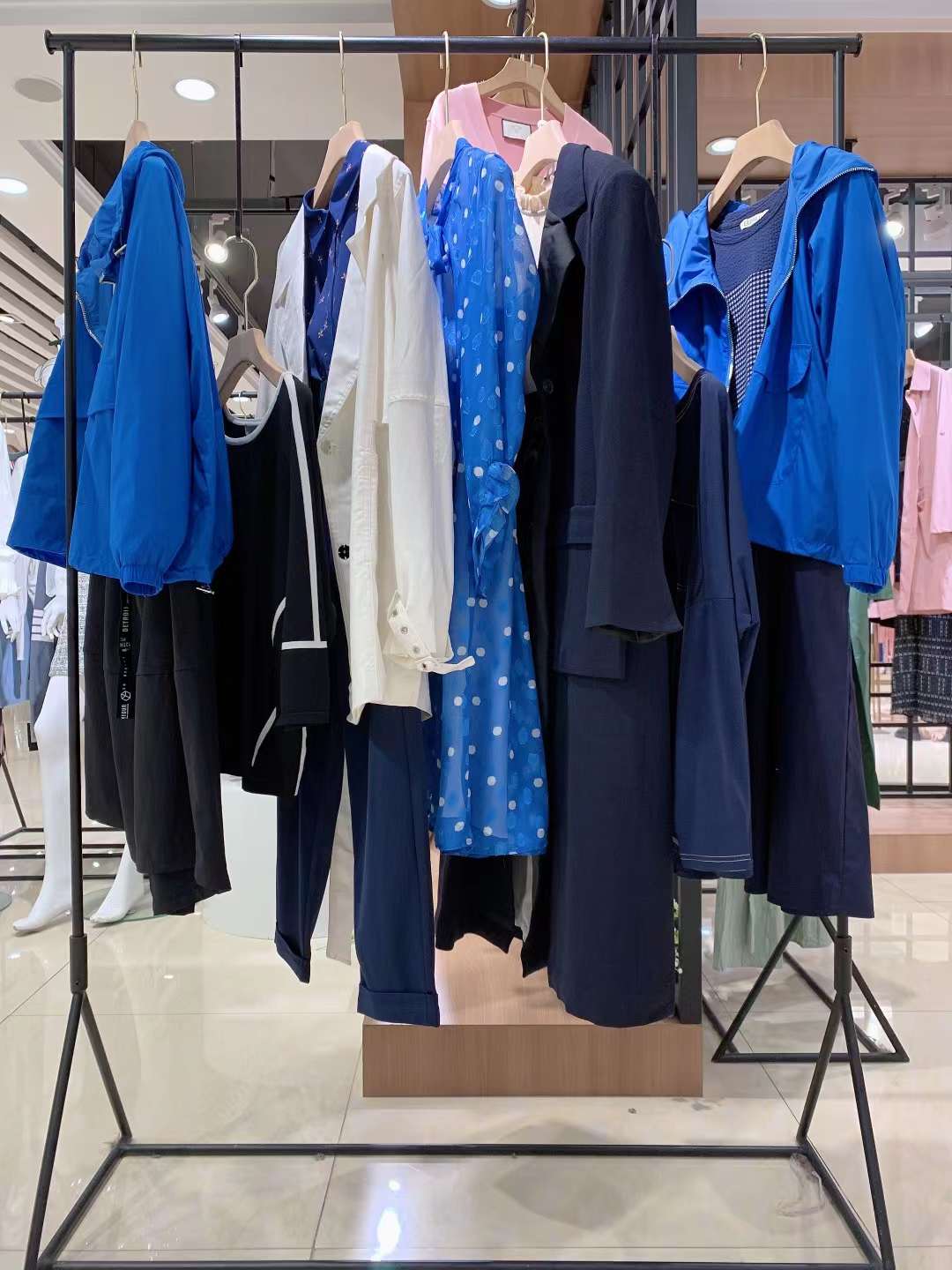 高 檔知 名品牌莉佳麗2022 春女裝庫存尾貨折扣批發(fā)市場