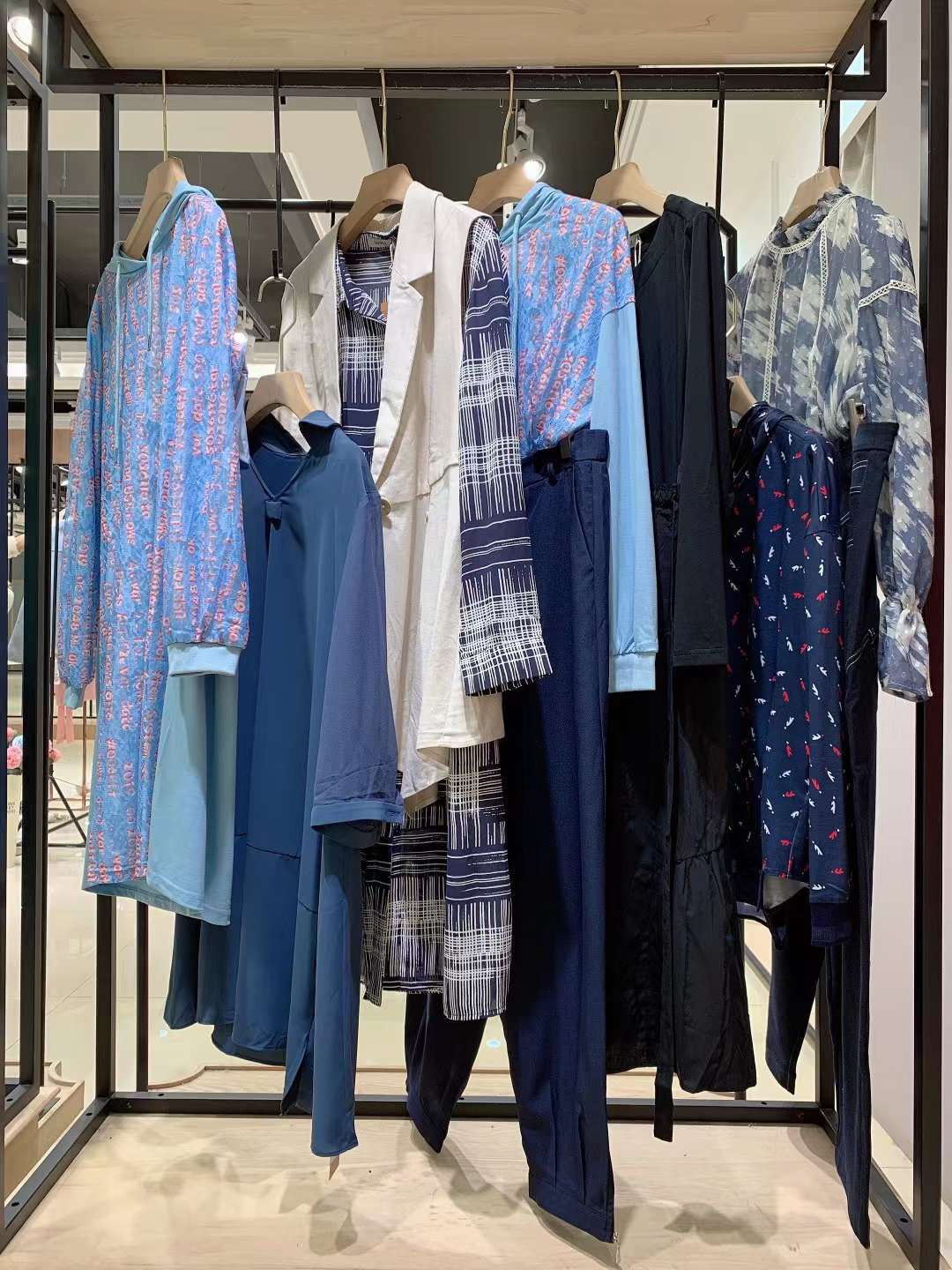 高 檔知 名品牌莉佳麗2022 春女裝庫存尾貨折扣批發(fā)市場