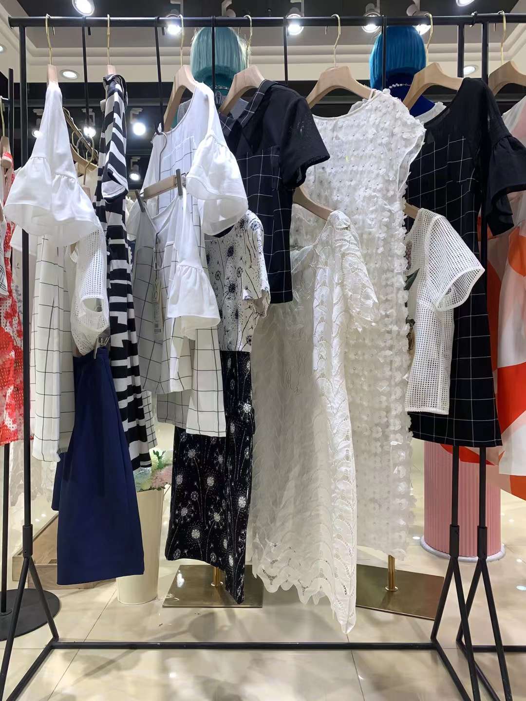 高 檔原創(chuàng)設(shè)計師品牌朗黛國際2022春折扣女裝批發(fā)尾貨供應(yīng)商