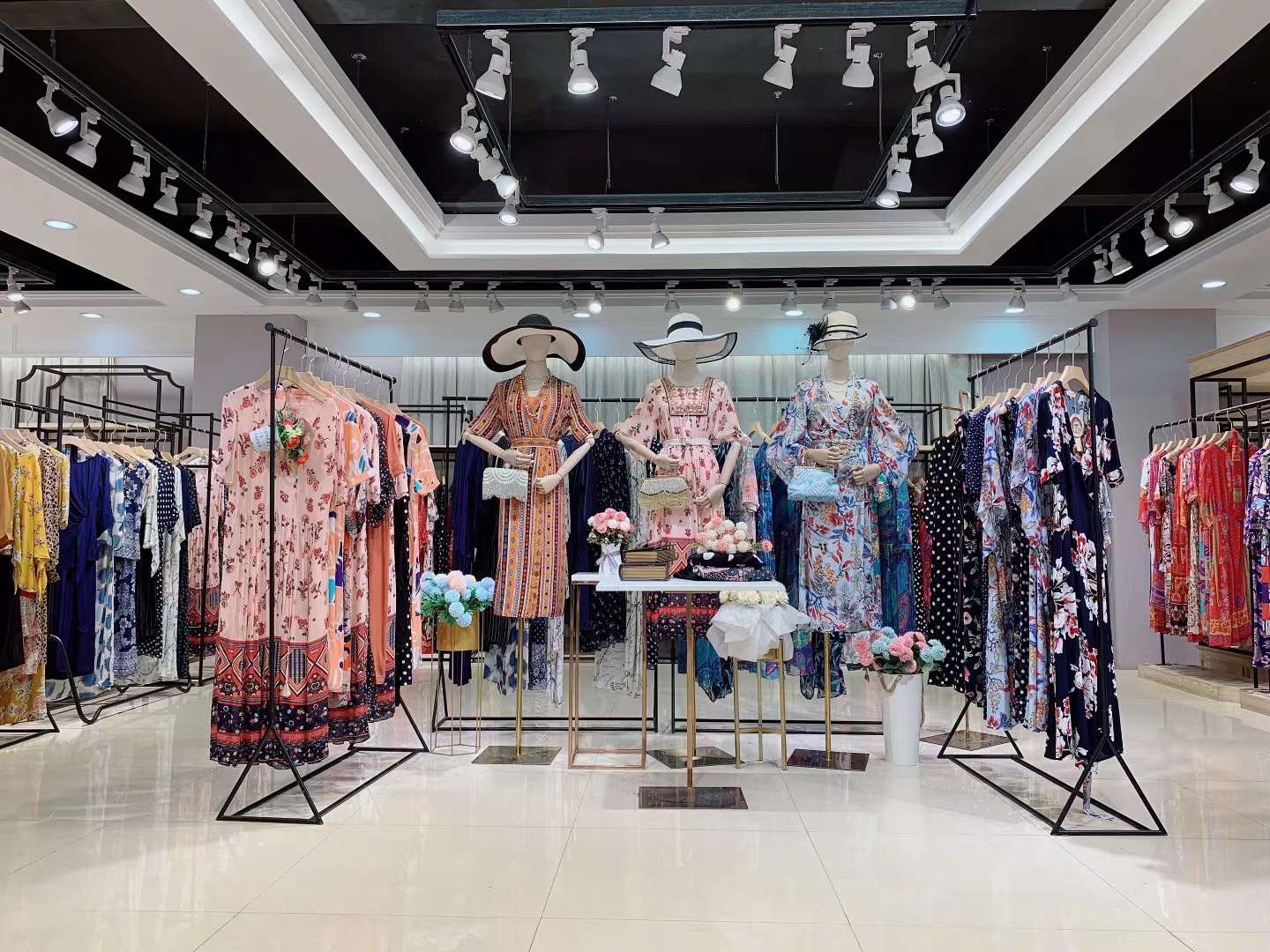 高端時尚品牌維珈2022 夏品牌女裝折扣尾貨一手批發(fā)貨源