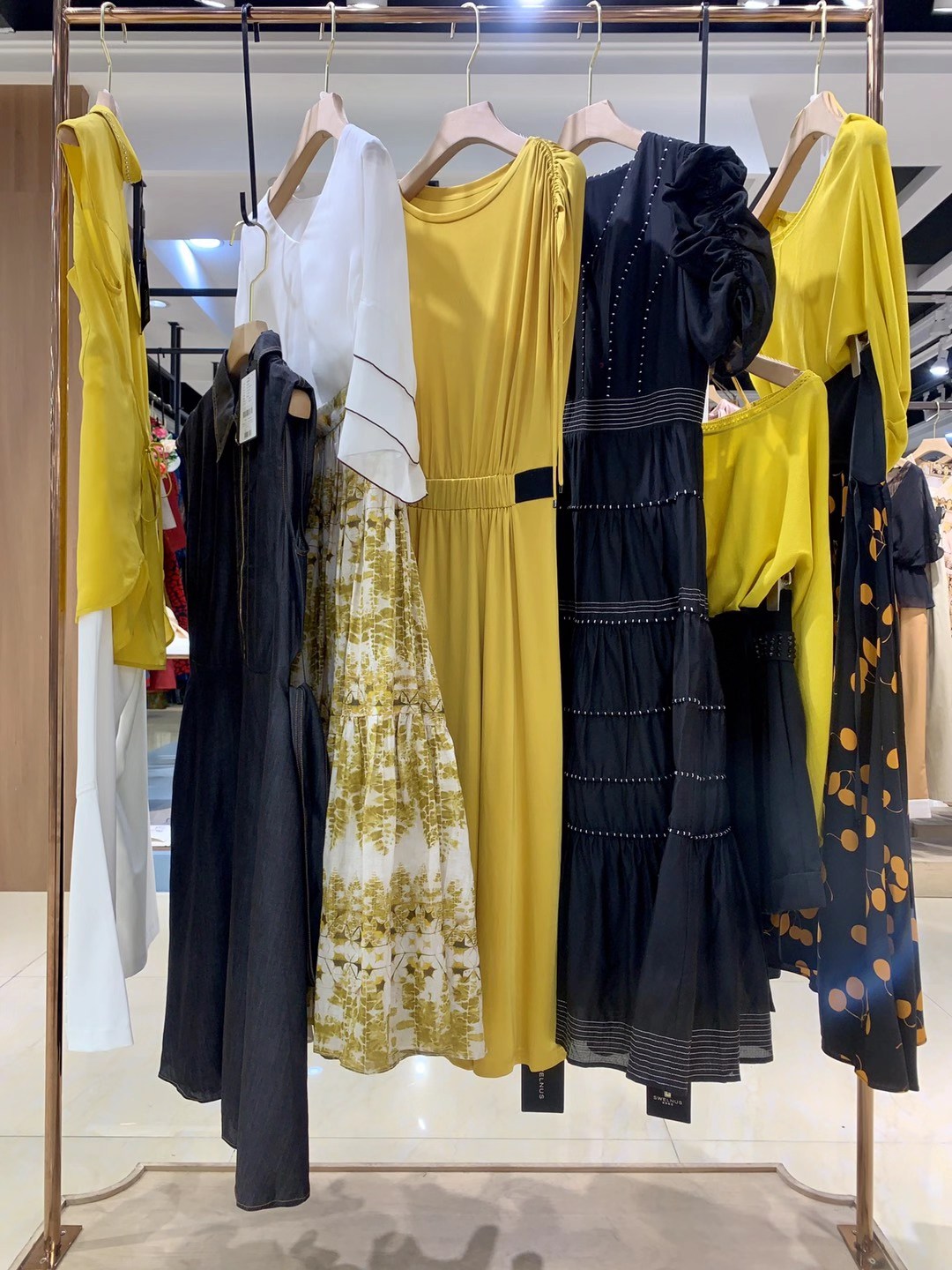 廣州知 名品牌西娜維思22 夏品牌女裝折扣店貨源批發(fā)