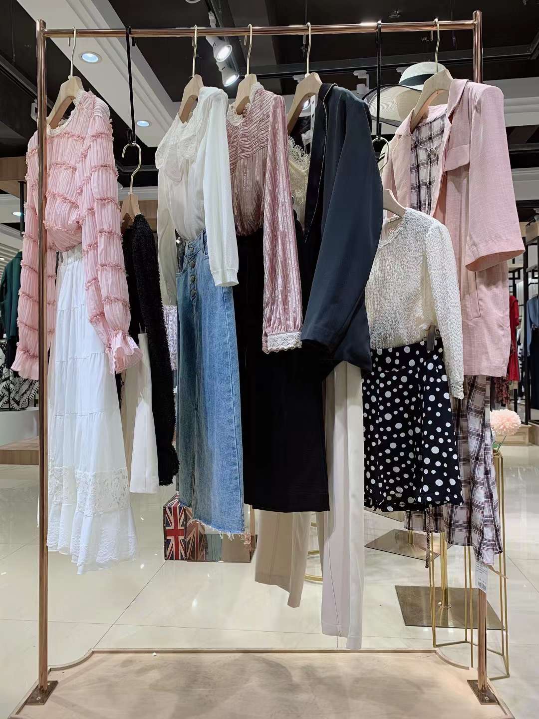 品牌女裝折扣批發(fā) 夕紫荷22春夏商場(chǎng)特賣(mài)場(chǎng)品牌女裝正 品清倉(cāng)批發(fā)市場(chǎng)