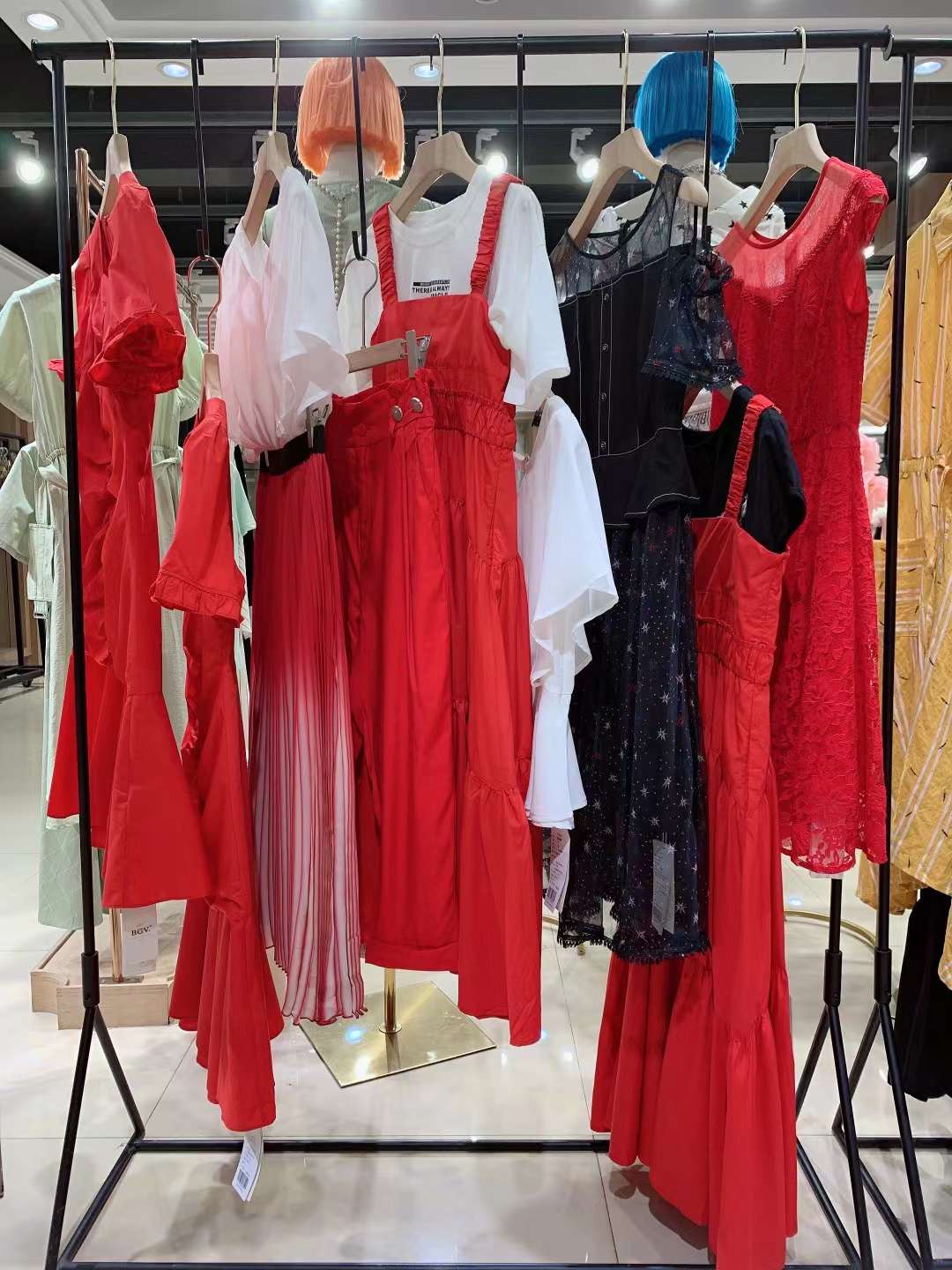 國(guó)際輕奢品牌貝銀22夏商場(chǎng)撤柜衣服女裝尾貨批發(fā)貨源 實(shí)體店品牌女裝貨源進(jìn)貨渠道