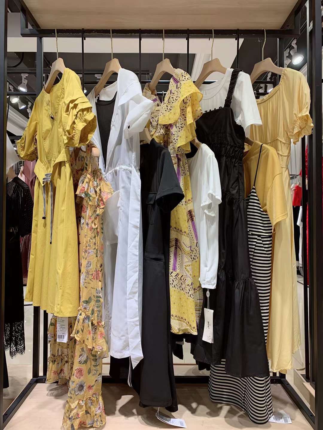 國(guó)際輕奢品牌貝銀22夏商場(chǎng)撤柜衣服女裝尾貨批發(fā)貨源 實(shí)體店品牌女裝貨源進(jìn)貨渠道