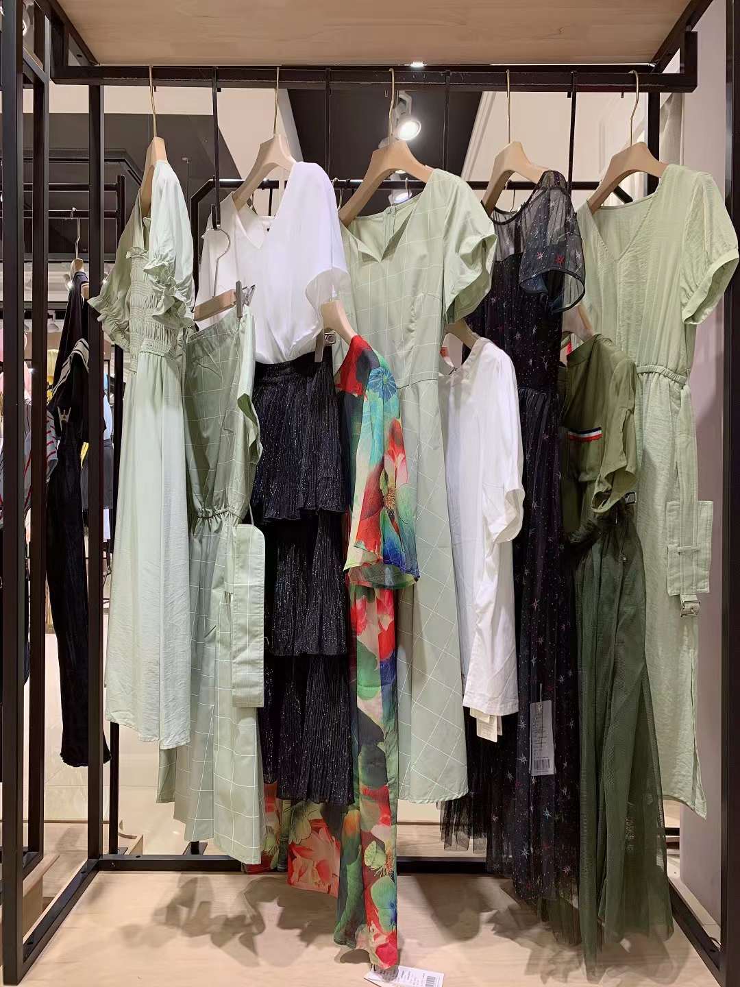 國(guó)際輕奢品牌貝銀22夏商場(chǎng)撤柜衣服女裝尾貨批發(fā)貨源 實(shí)體店品牌女裝貨源進(jìn)貨渠道