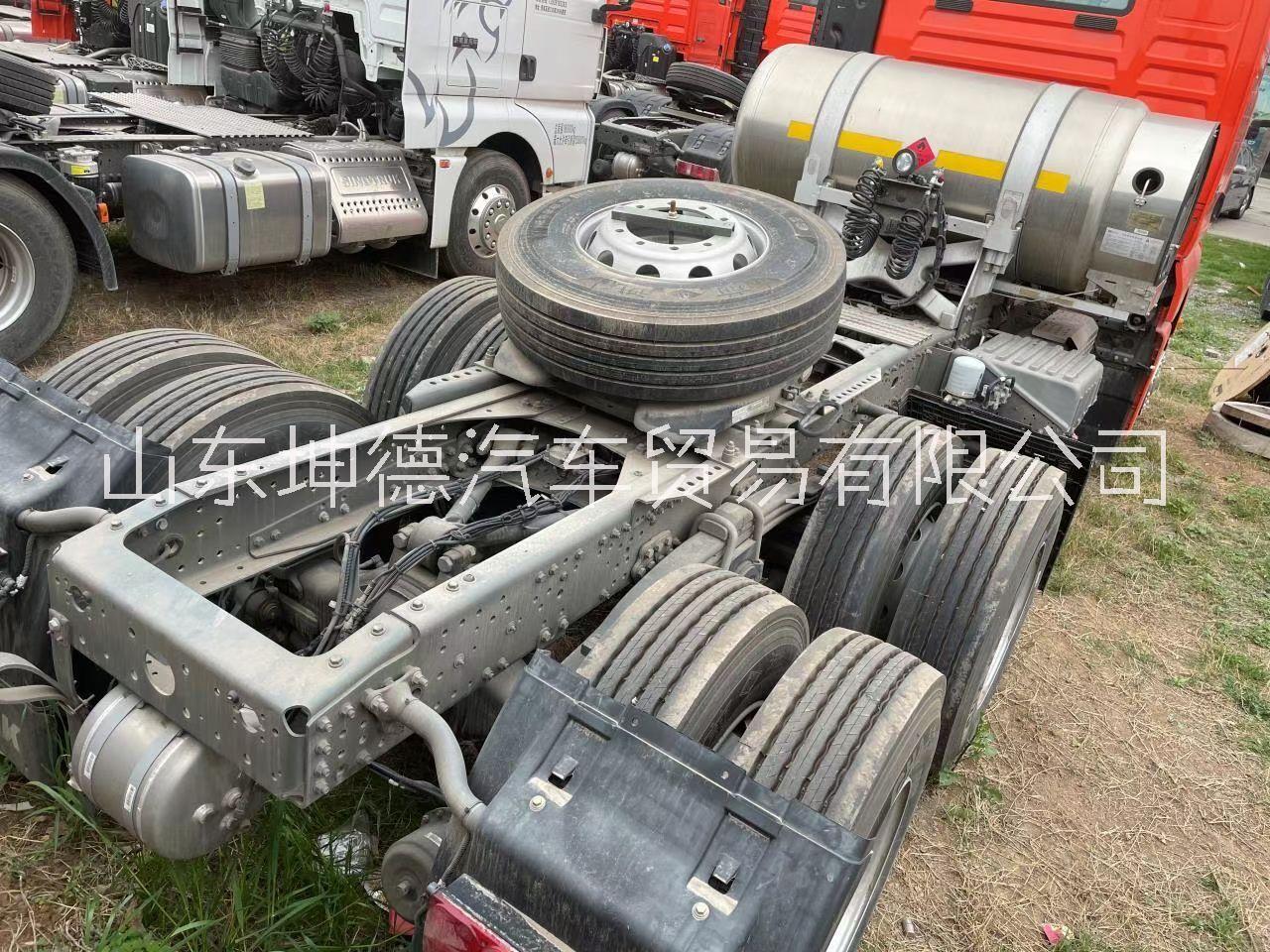 重汽汕德卡天然氣牽引車紅色共求信息廠家供貨，【坤德汽車貿(mào)易有限公司】