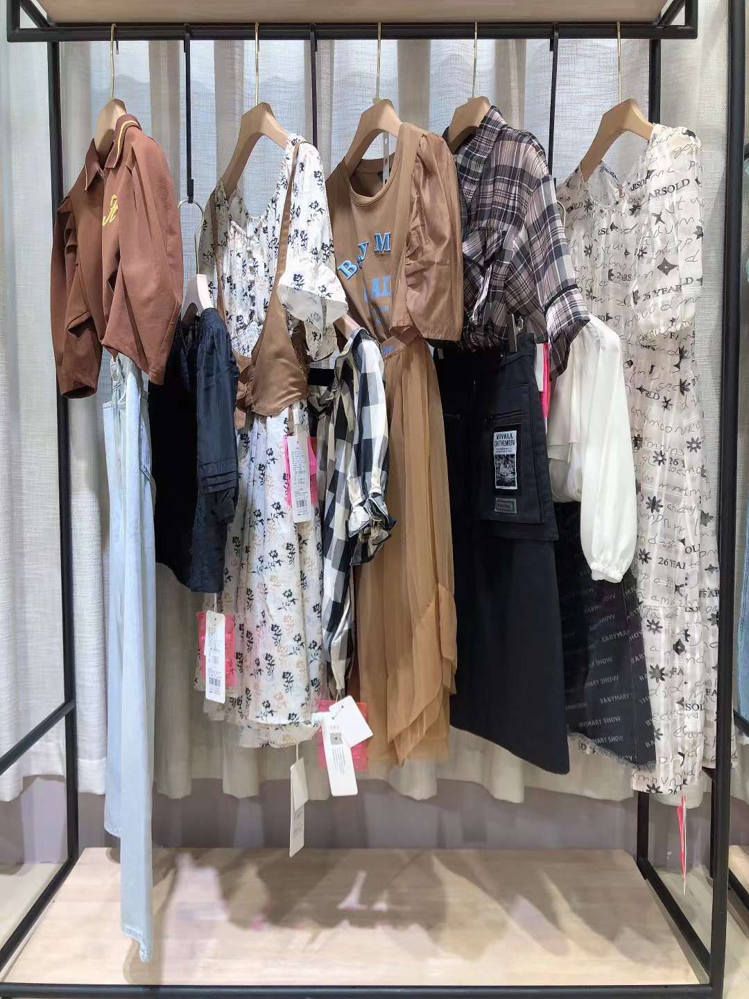 明星爆款品牌寶貝瑪麗 2022 夏品牌女裝折扣批發(fā)庫(kù)存供應(yīng)鏈