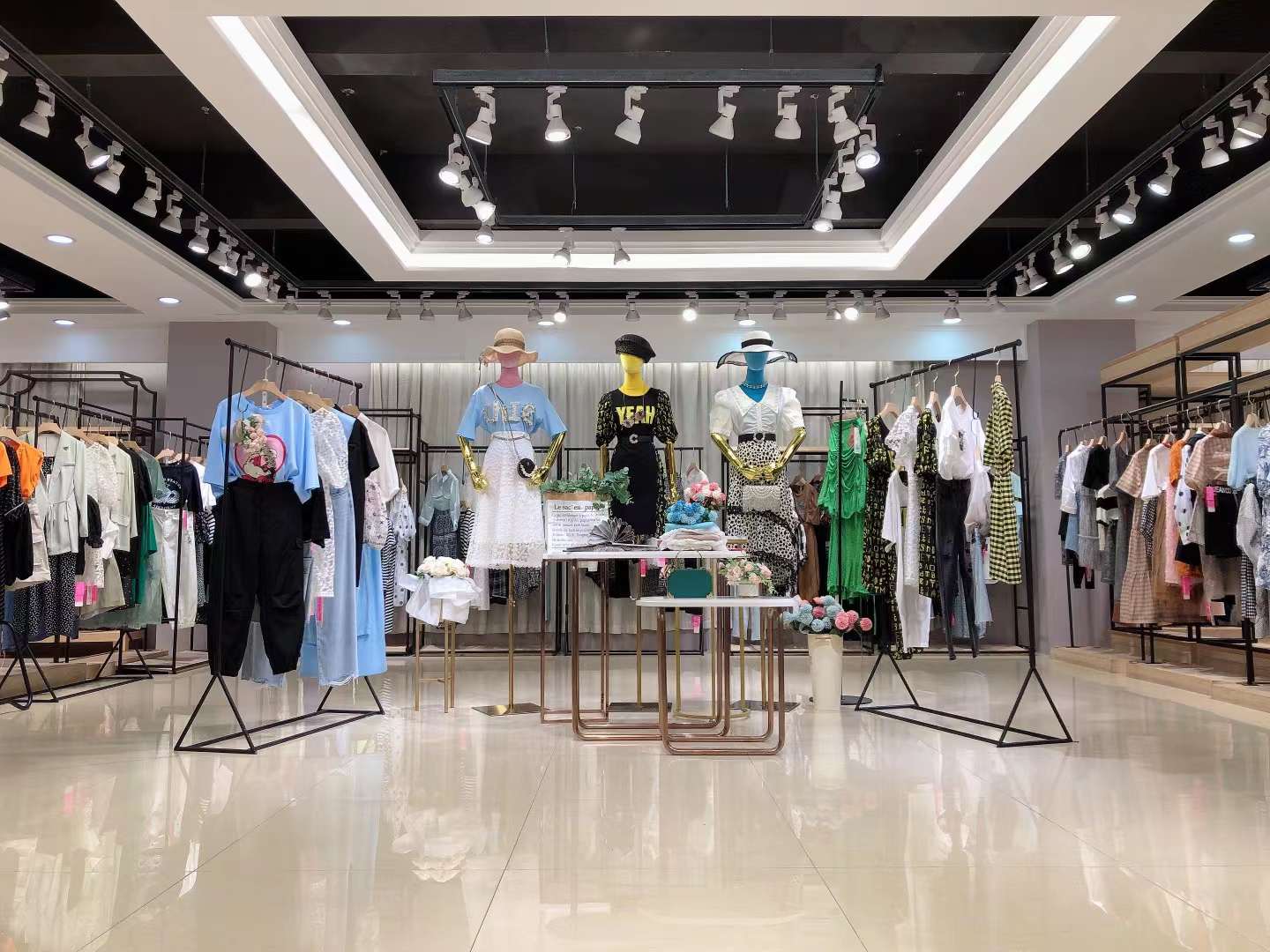 明星爆款品牌寶貝瑪麗 2022 夏品牌女裝折扣批發(fā)庫(kù)存供應(yīng)鏈