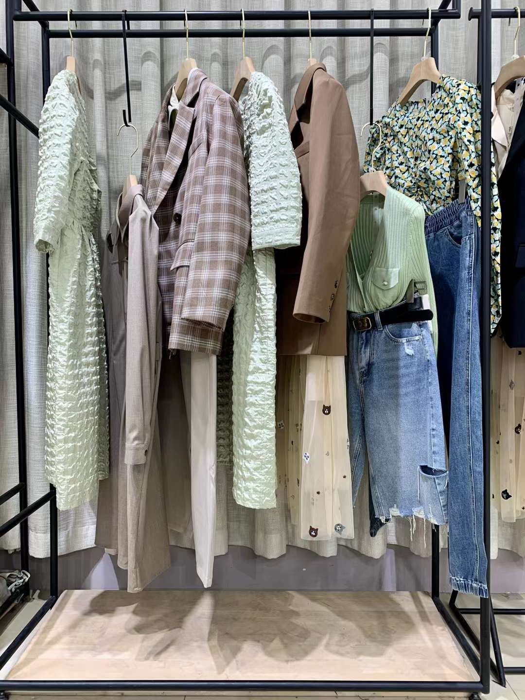潮牌品牌伊納芙2022 春品牌女裝折扣尾貨庫存批發(fā)渠道