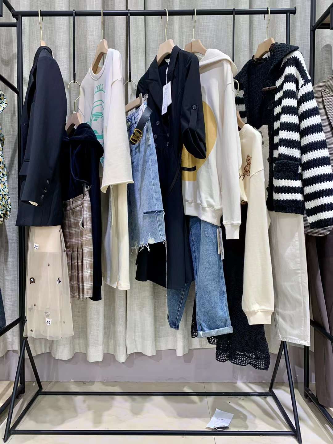 潮牌品牌伊納芙2022 春品牌女裝折扣尾貨庫存批發(fā)渠道