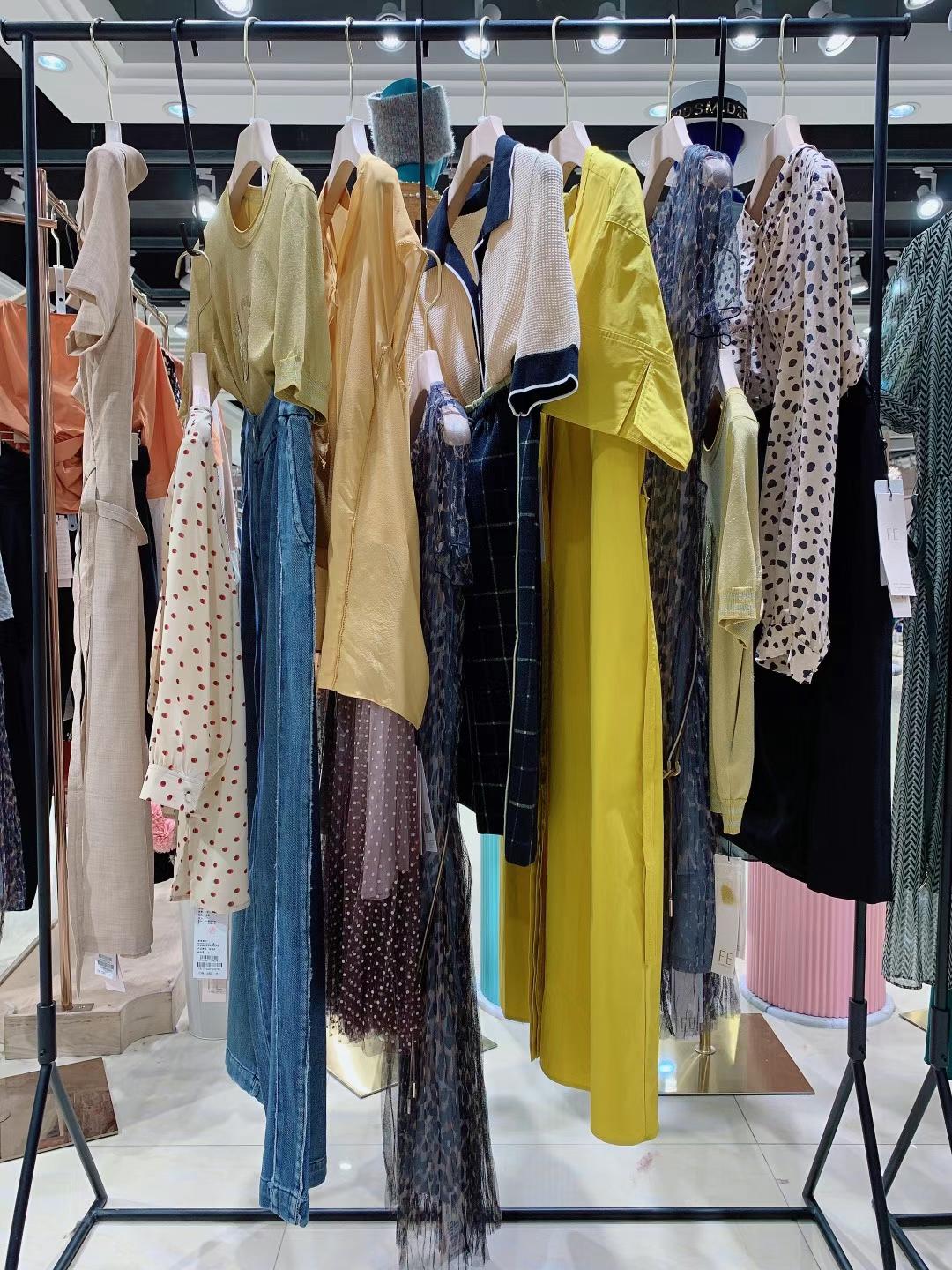知 名品牌女裝尾貨批發(fā)貨源 華人杰2022春夏品牌折扣女裝貨源供應(yīng)批發(fā)