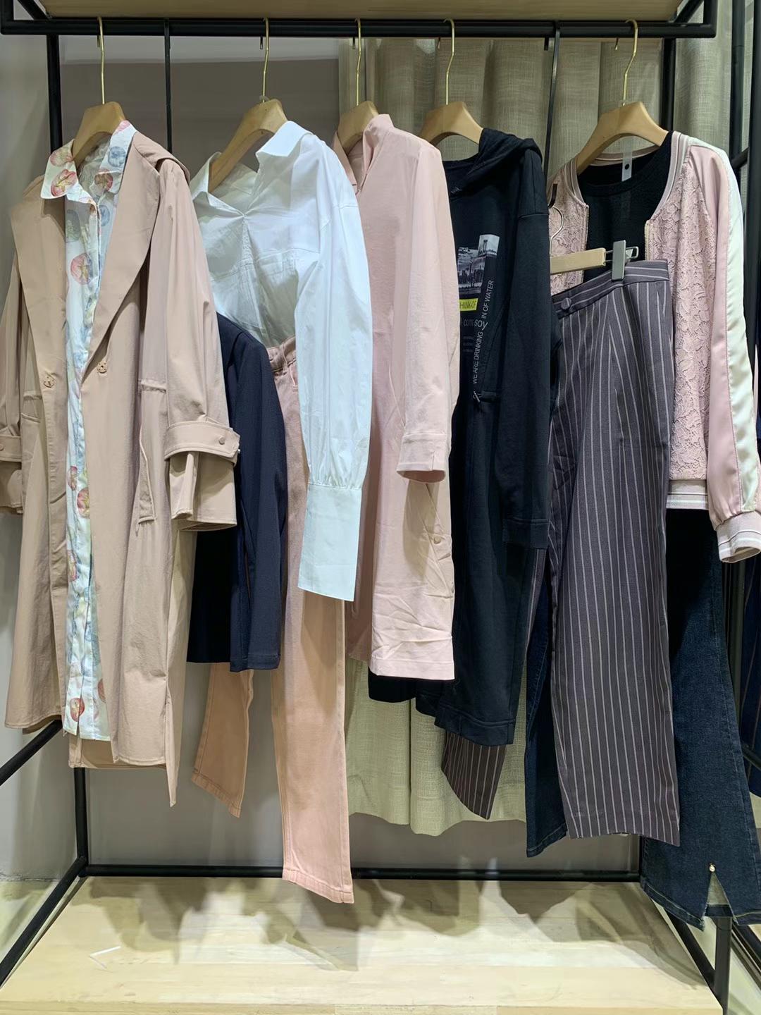 品牌折扣女裝嘉貝逸飛2022春品牌女裝撤柜下架尾貨直播貨源一折清倉(cāng)