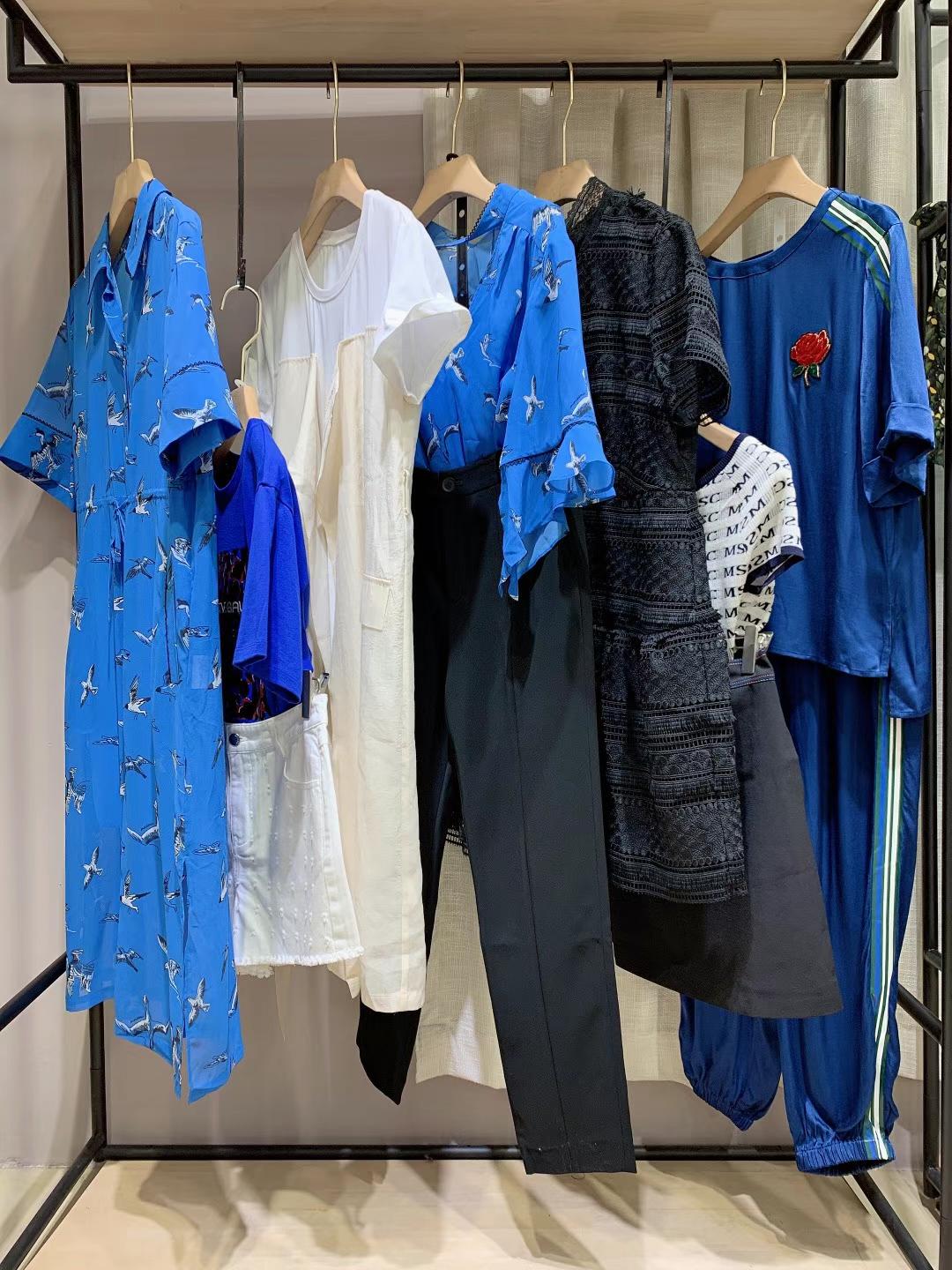 三標(biāo)齊全女裝品牌折扣 朗黛國際2022春專柜下架女裝尾貨走份進(jìn)貨貨源