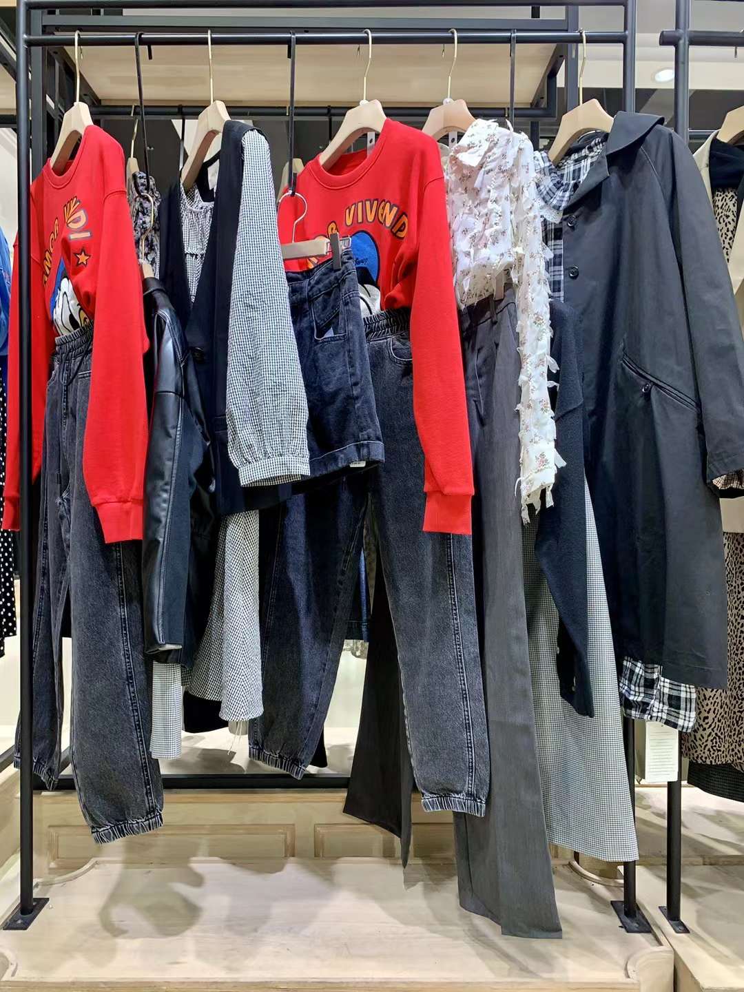 杭州時裝周品牌伊納芙 2022 春品牌女裝折扣店庫存走份批發(fā)
