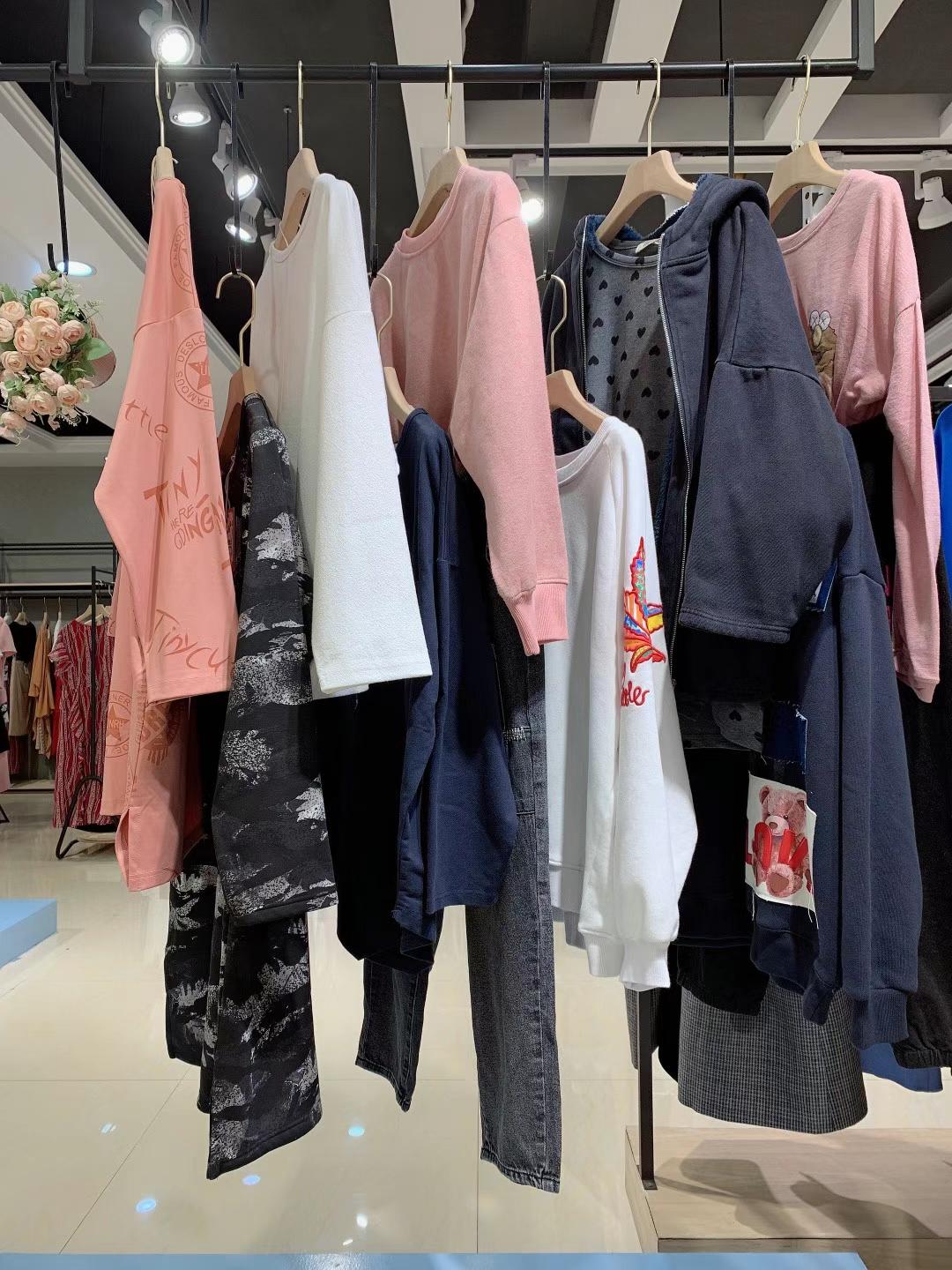 廣州品牌折扣女裝廠家走份珈姿萊爾22春品牌折扣女裝批發(fā)貨源尾貨批發(fā)市場