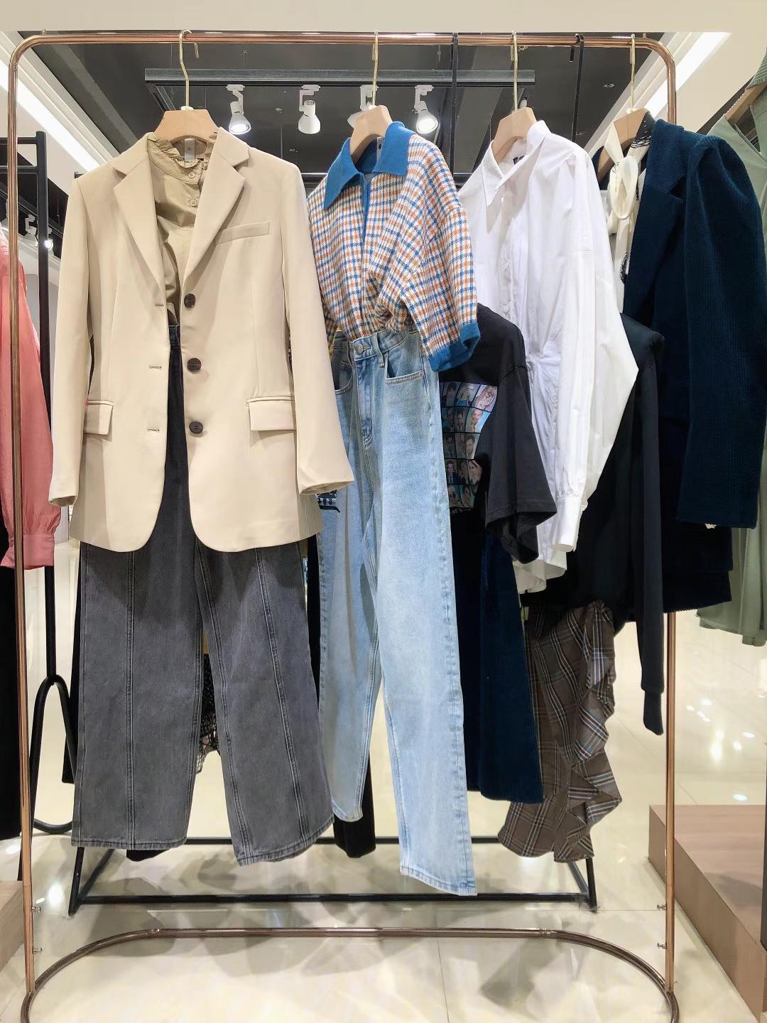 當(dāng)季新款品牌女裝貨源艾蜜雪 2022夏品牌折扣電商直播實(shí)體女裝貨源尾貨廠家直發(fā)