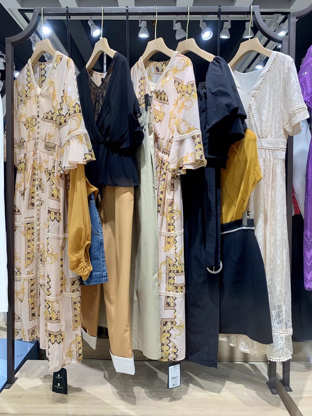 廣州知 名品牌西娜維思 22 夏品牌女裝折扣店尾貨貨源批發(fā)
