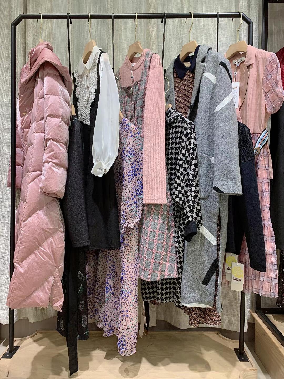 三標(biāo)齊全女裝批發(fā)丹慕妮爾22春廣州尾貨貨源女裝批發(fā)市場一手貨源品牌折扣女裝衣服批發(fā)