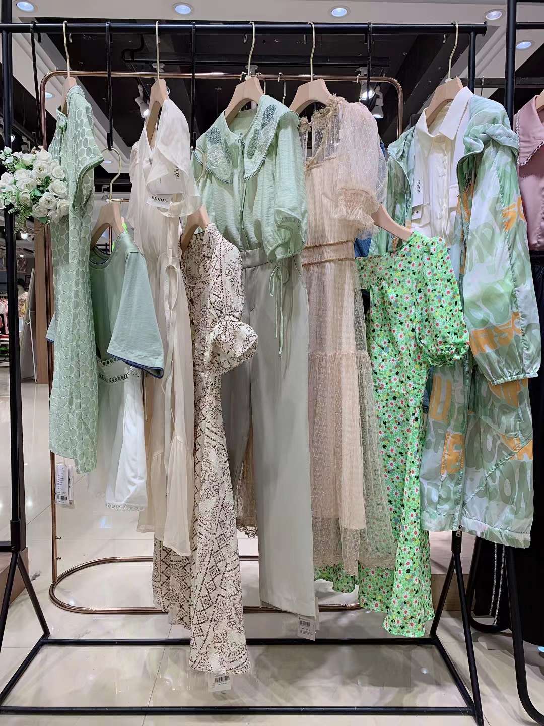 杭州品牌迪卡軒 2022 夏品牌女裝折扣尾貨庫存批發(fā)商
