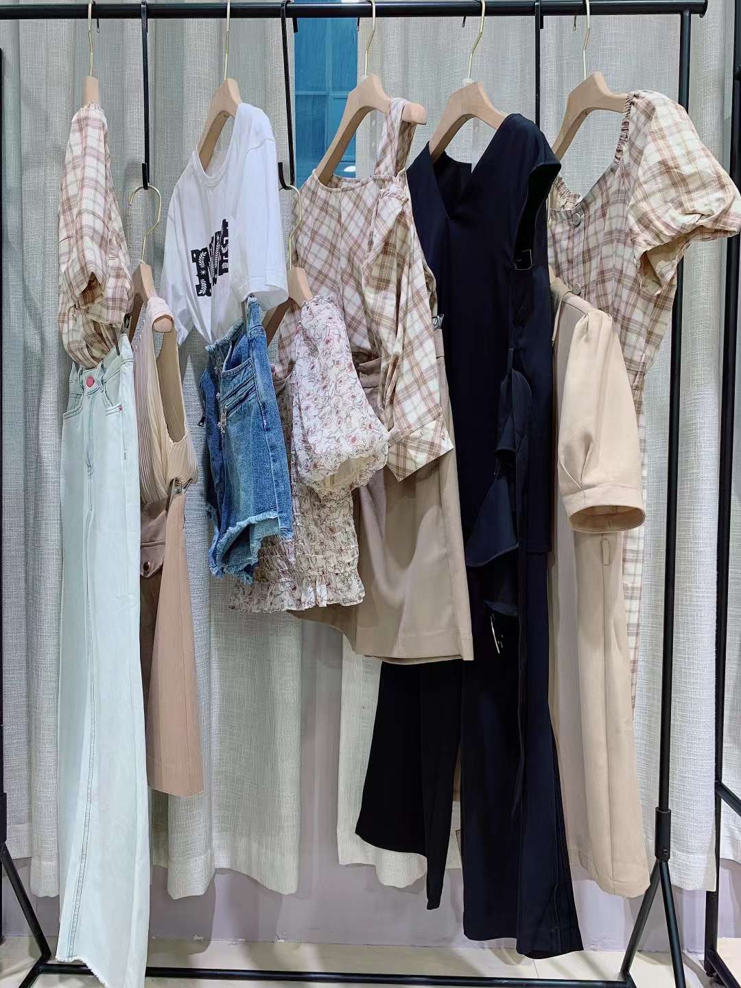 杭州品牌迪卡軒 2022 夏品牌女裝折扣尾貨庫存批發(fā)商
