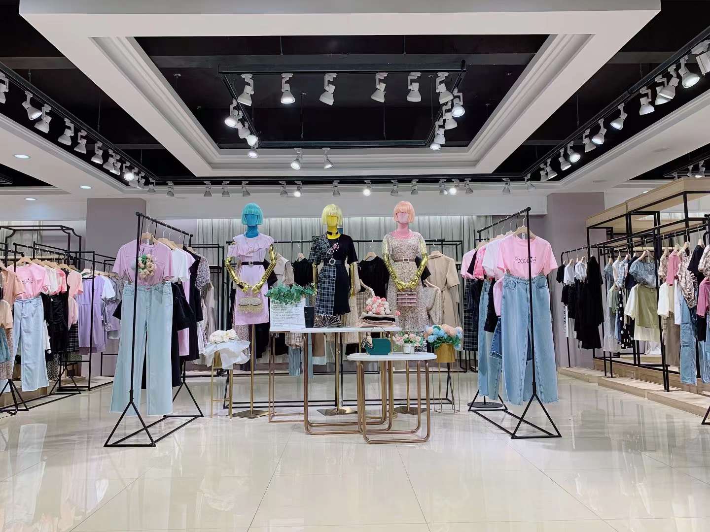杭州品牌迪卡軒 2022 夏品牌女裝折扣尾貨庫存批發(fā)商