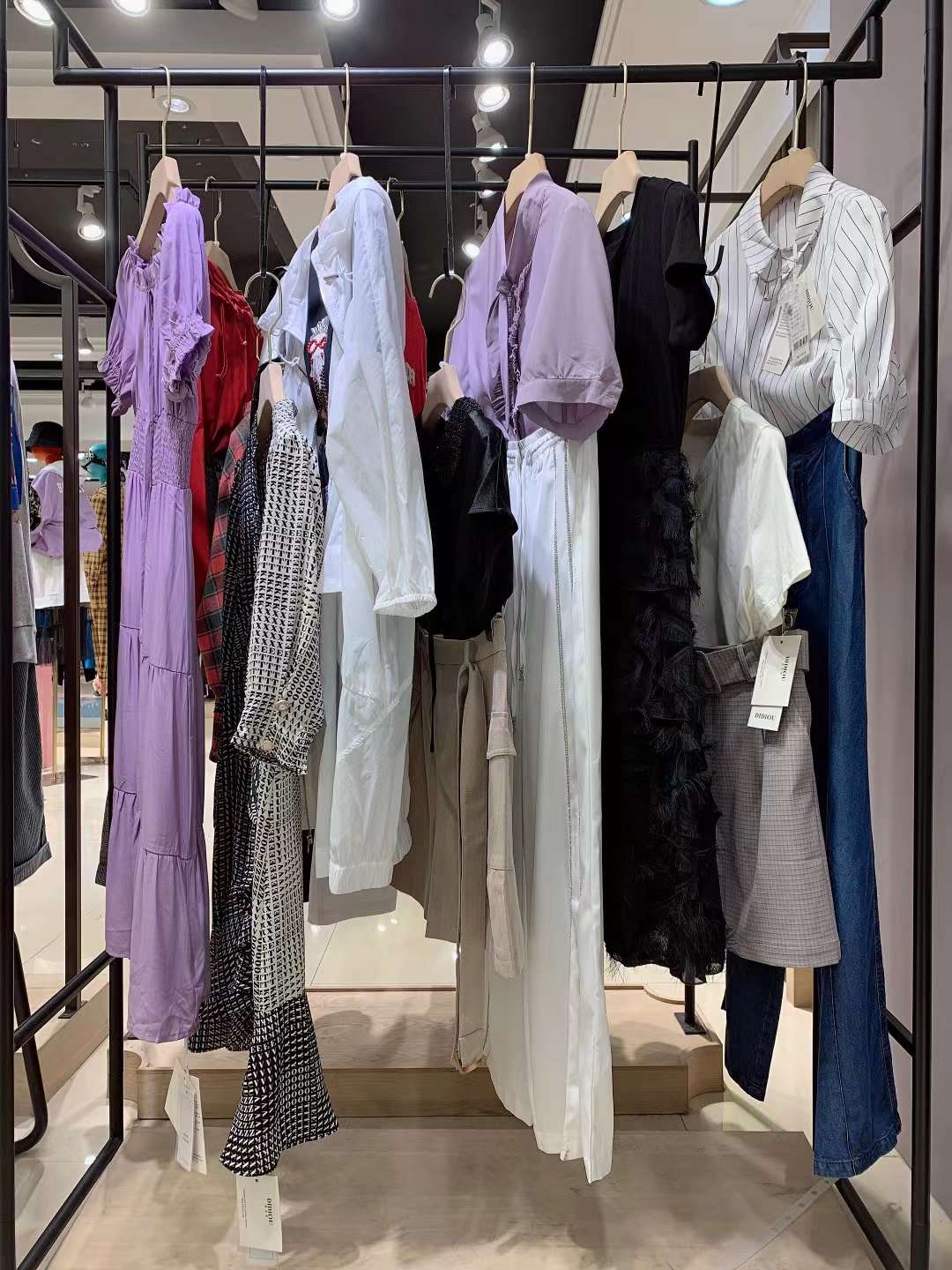 杭州品牌迪卡軒 2022 夏品牌女裝折扣尾貨庫存批發(fā)商