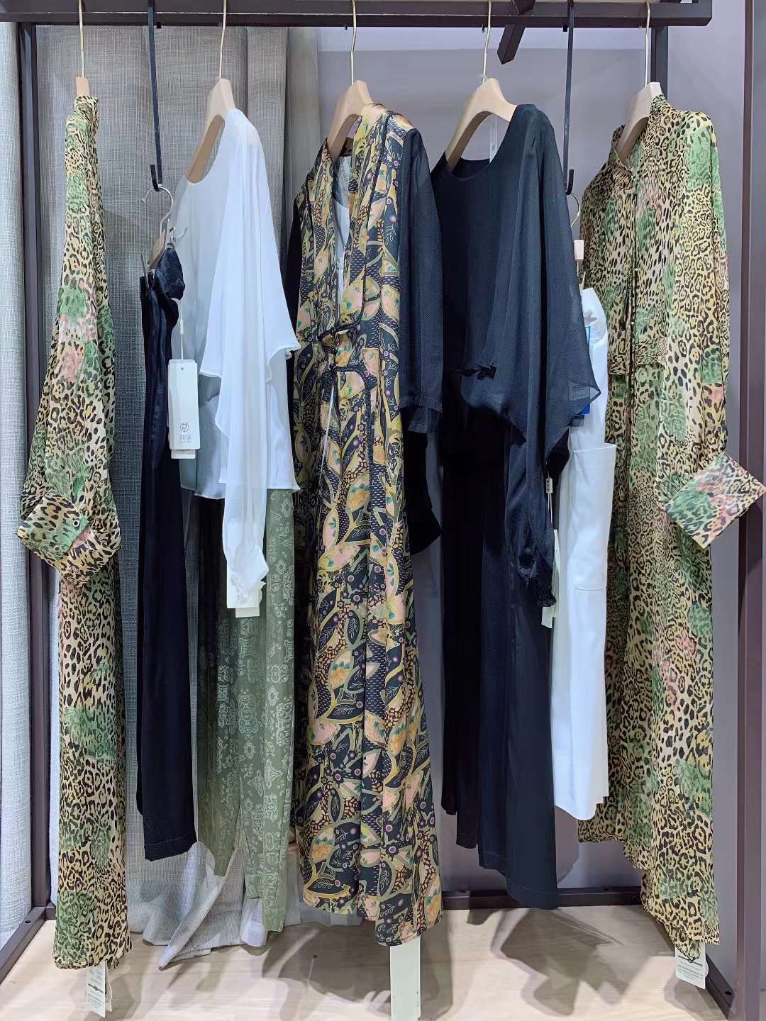 高 端大碼真絲香云紗系列【草葉集】22夏女裝品牌折扣直播進(jìn)貨渠道 廣州供應(yīng)專柜下架品牌女裝貨源