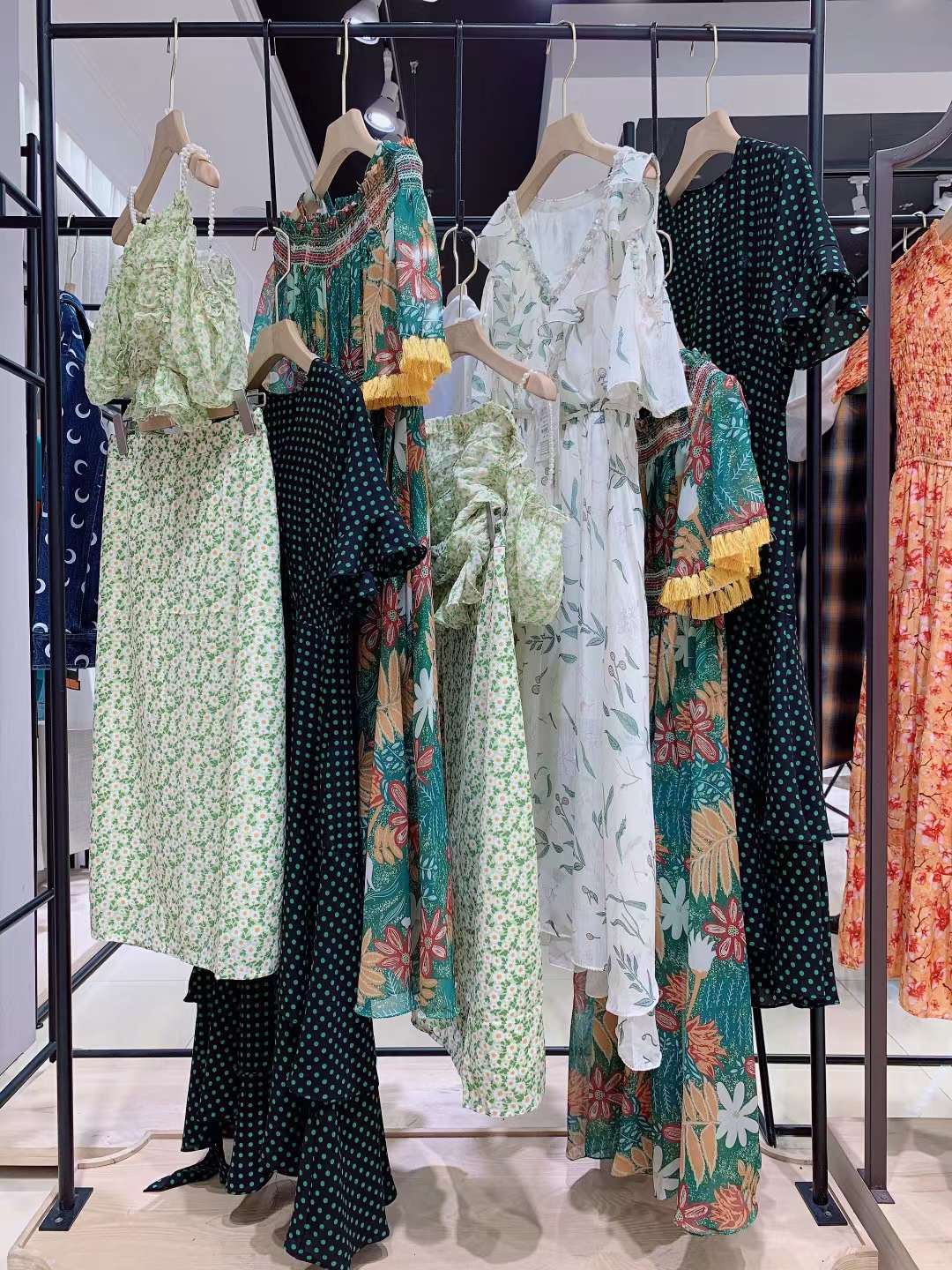 精 品波西米亞沙灘裙女裝香域2022夏當(dāng)季折扣女裝庫存批發(fā) 品牌庫存女裝批發(fā)網(wǎng)