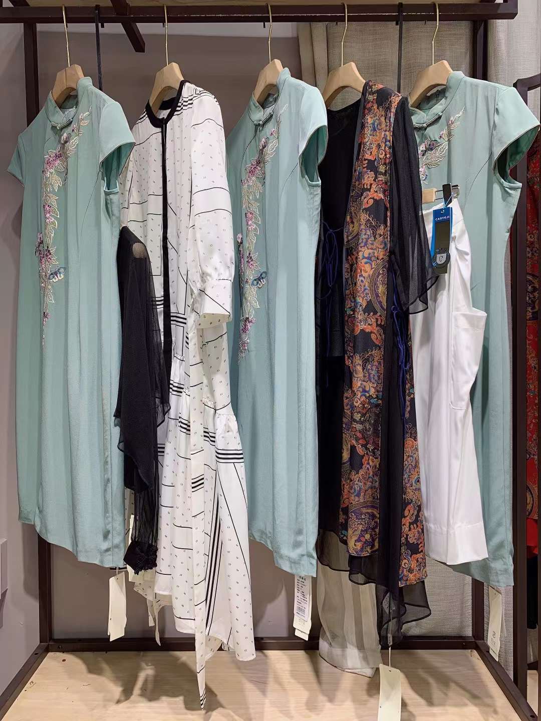 高 端大碼真絲香云紗系列【草葉集】22夏女裝品牌折扣直播進(jìn)貨渠道 廣州供應(yīng)專柜下架品牌女裝貨源