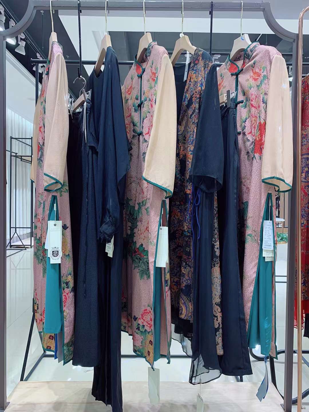 高 端大碼真絲香云紗系列【草葉集】22夏女裝品牌折扣直播進(jìn)貨渠道 廣州供應(yīng)專柜下架品牌女裝貨源