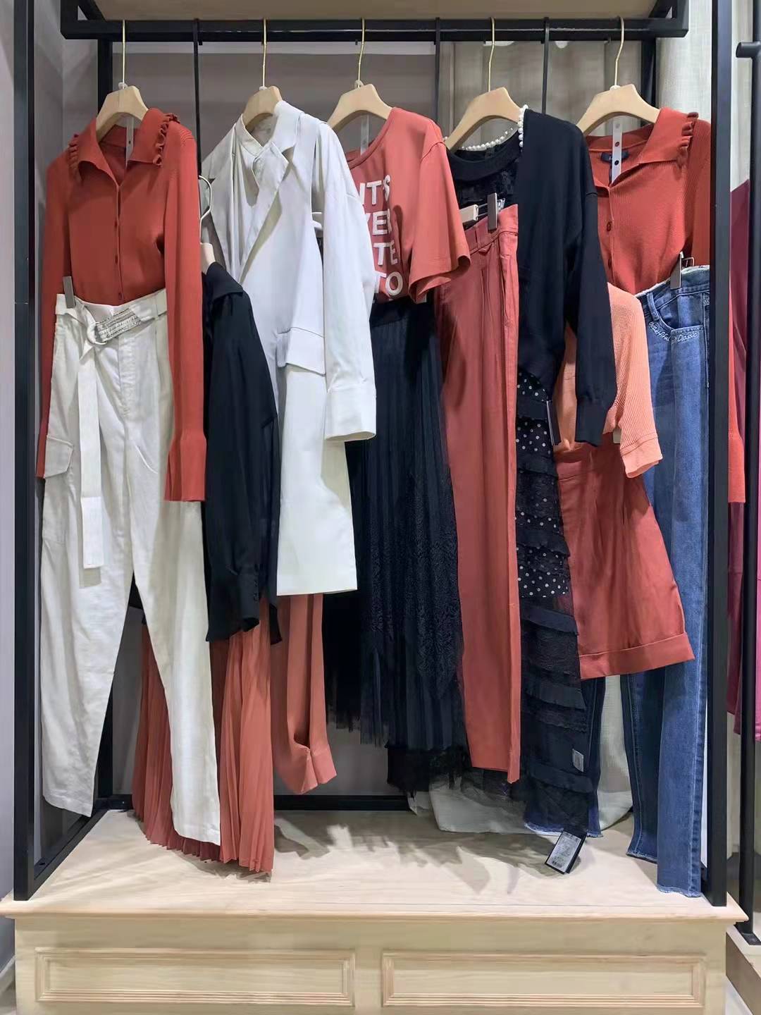剪標(biāo)女裝芮瑪 2022 春夏品牌女裝折扣尾貨貨源批發(fā)渠道