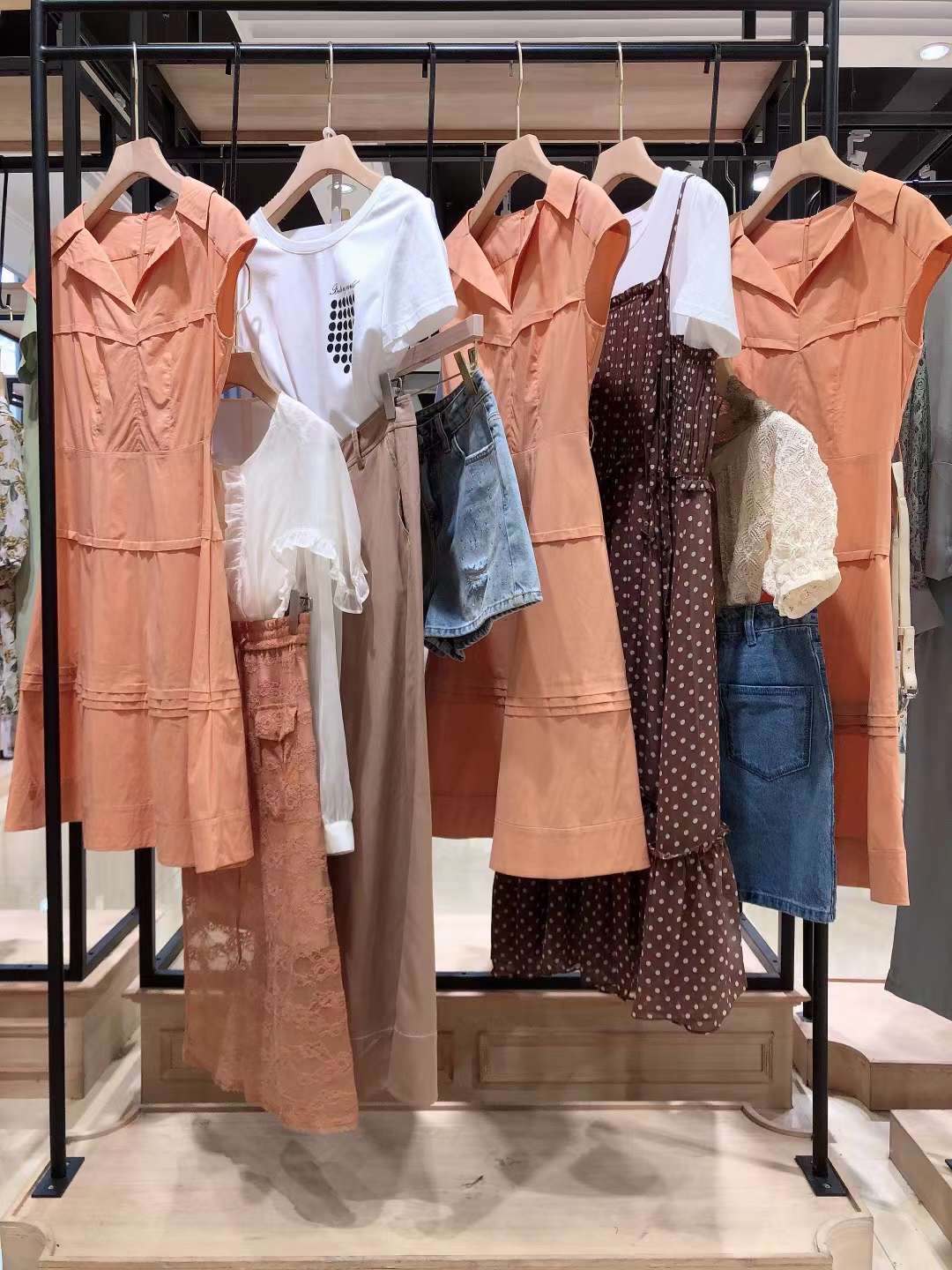 杭州時尚女裝品牌蔓諾蒂22夏品牌折扣女裝批發(fā) 品牌折扣店一折批發(fā)拿貨