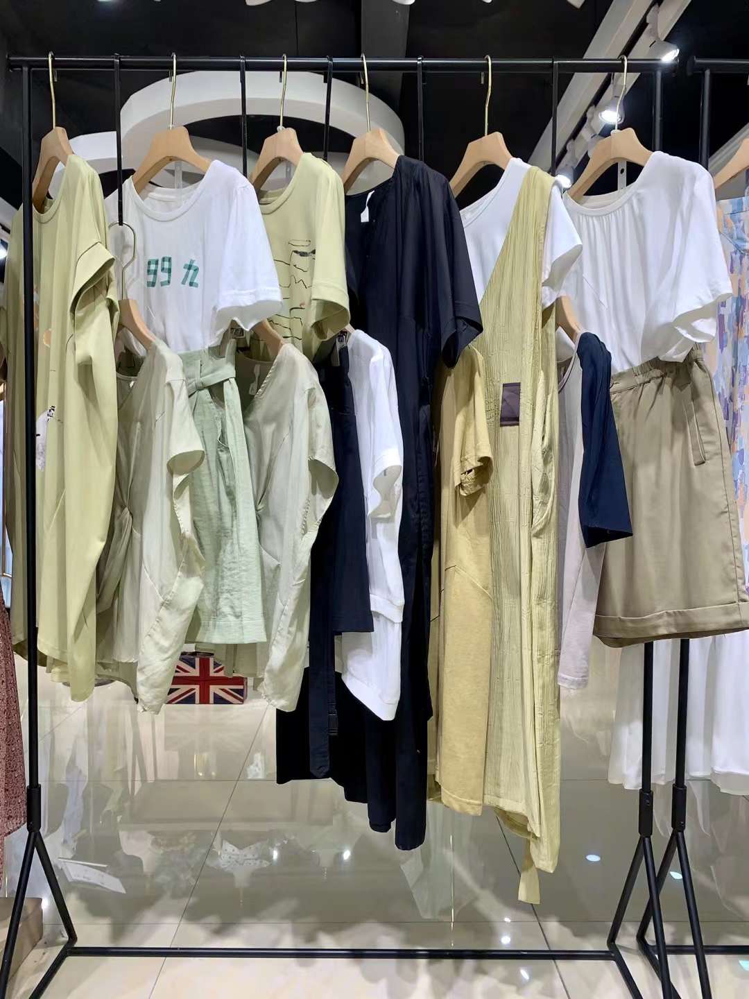 北京高 端棉麻大碼女裝述忘2022夏清倉撤柜直播實(shí)體貨源女裝尾貨走份批發(fā)