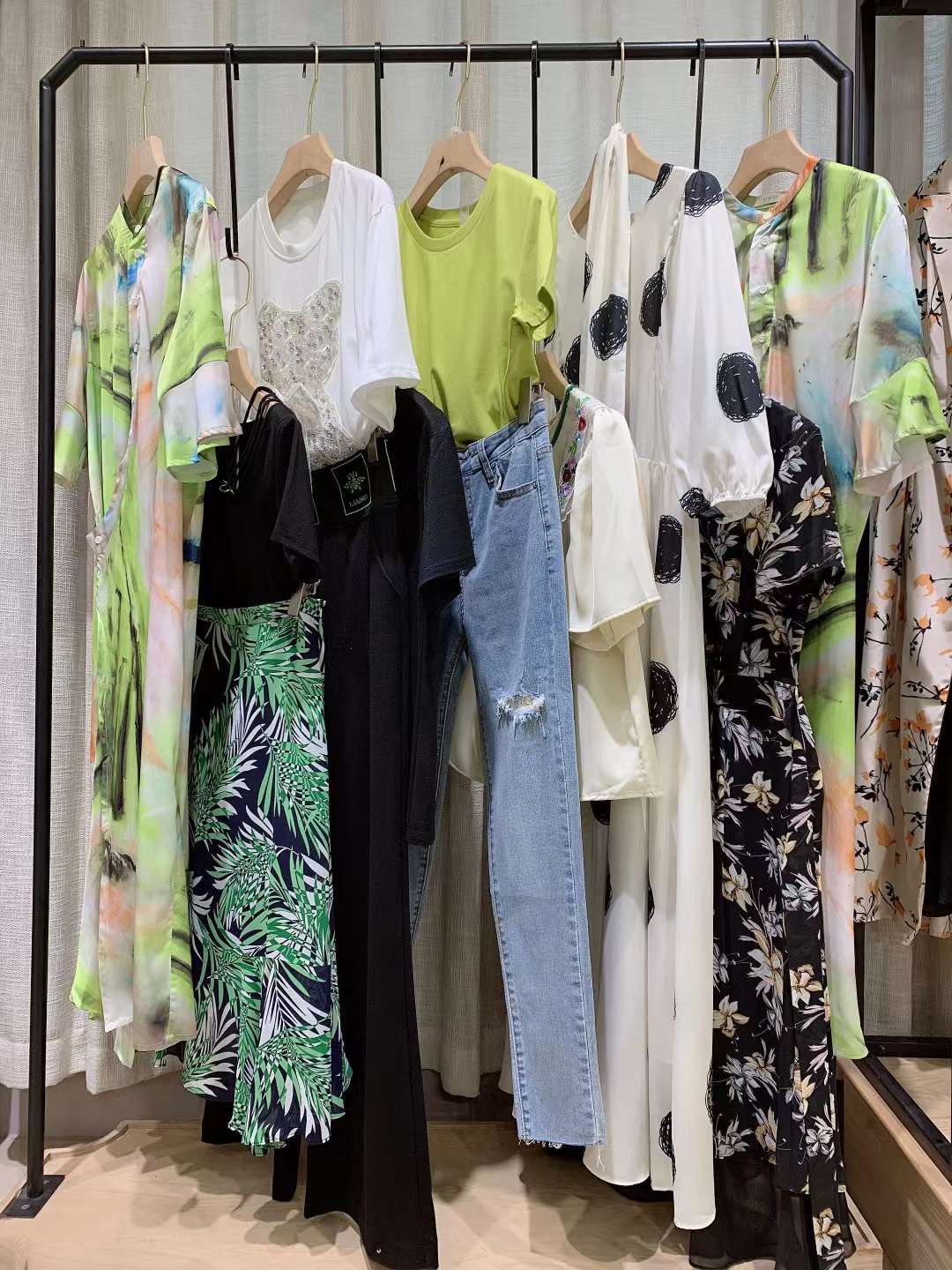 深圳原創(chuàng)設計師品牌無樣22夏大 牌折扣清倉專柜正 品女裝淘寶直播貨源供應商