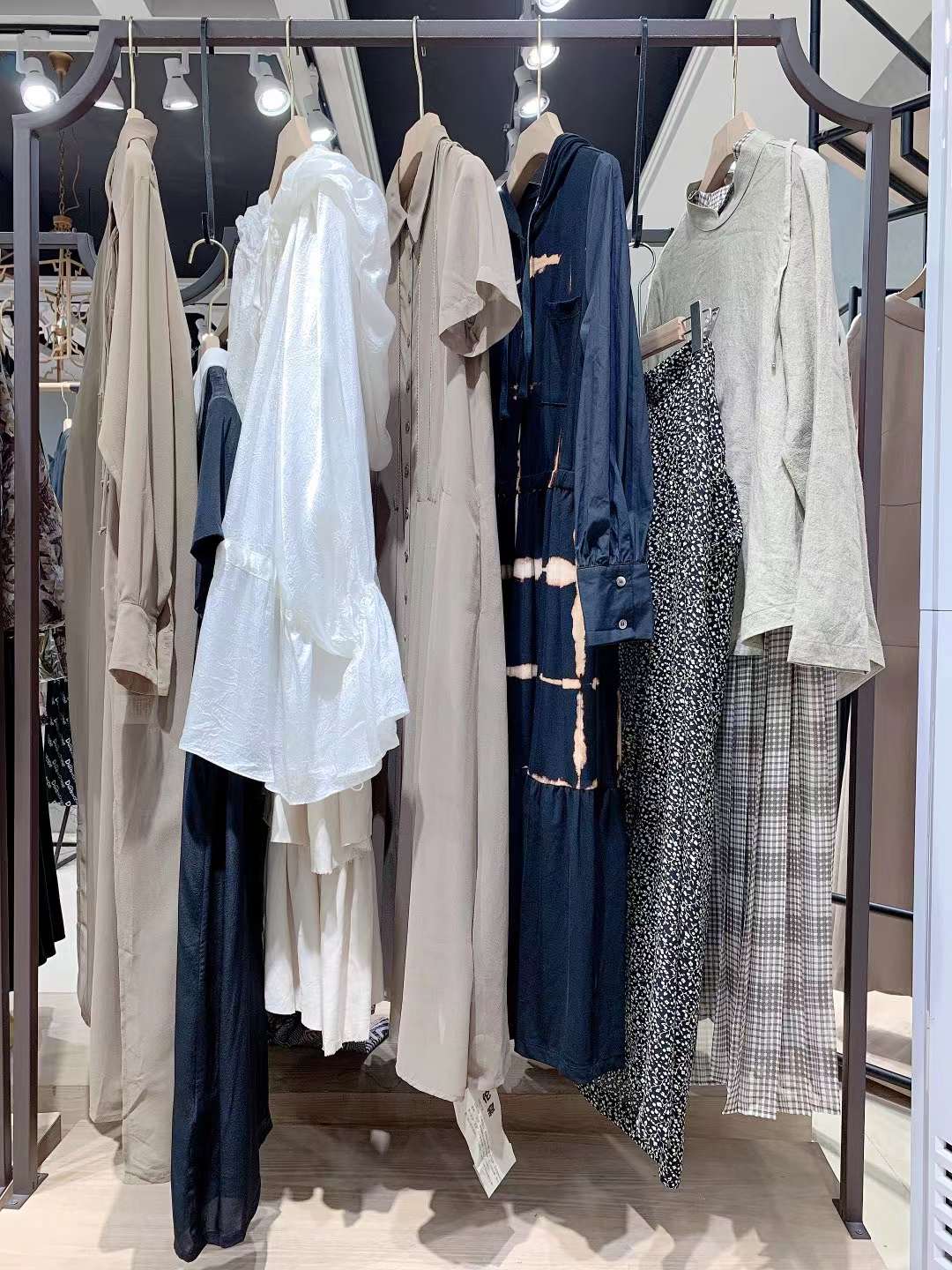 知 名品牌 云鳳思儒 2022 春夏品牌折扣女裝一手貨源批發(fā)基地