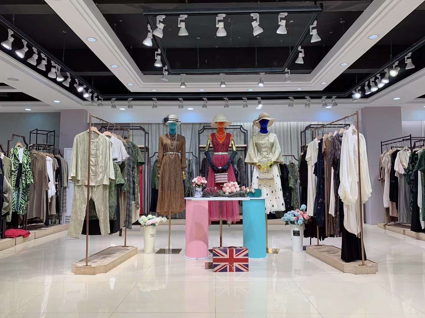 知 名品牌 云鳳思儒 2022 春夏品牌折扣女裝一手貨源批發(fā)基地