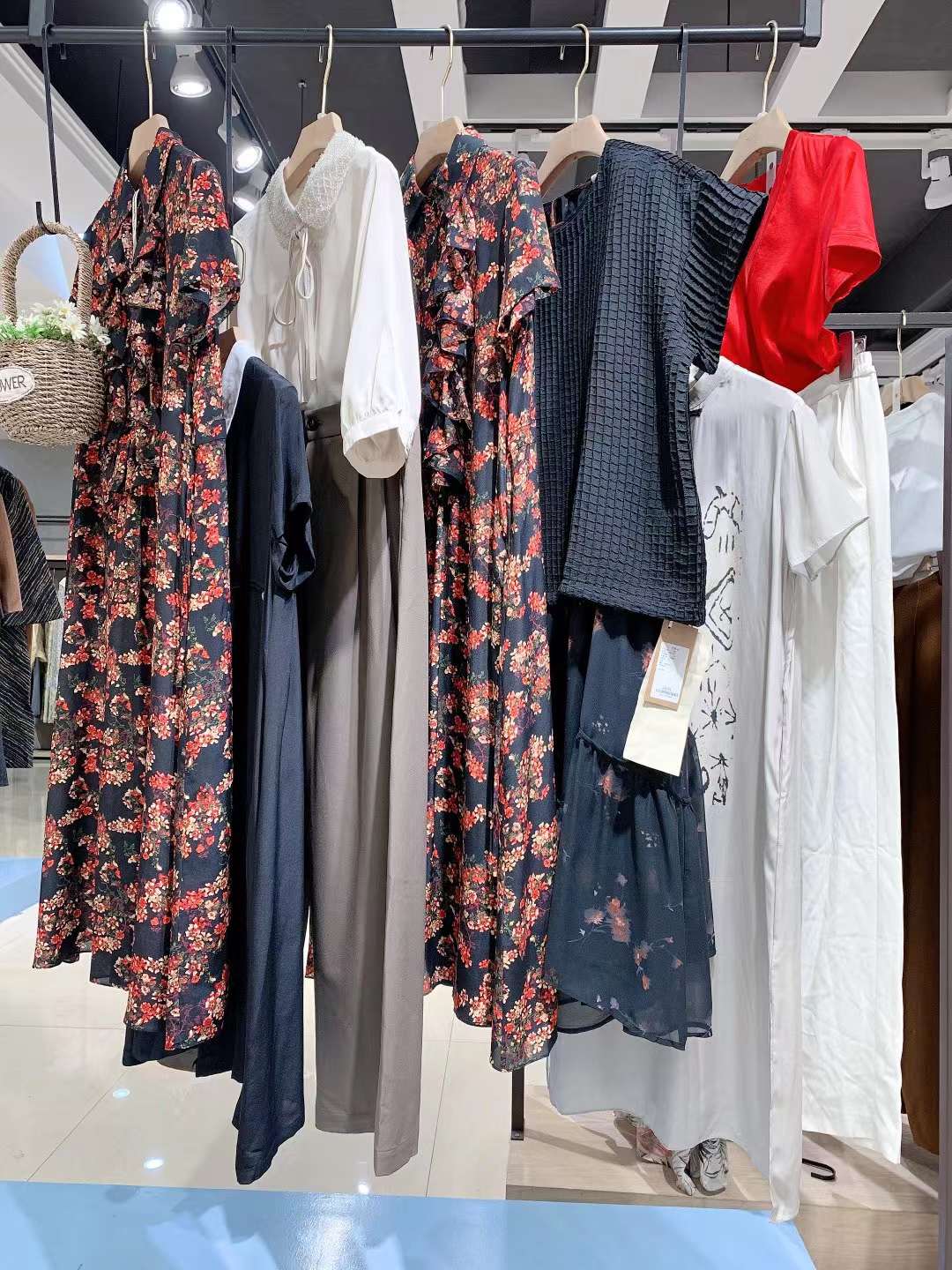 知 名品牌 云鳳思儒 2022 春夏品牌折扣女裝一手貨源批發(fā)基地