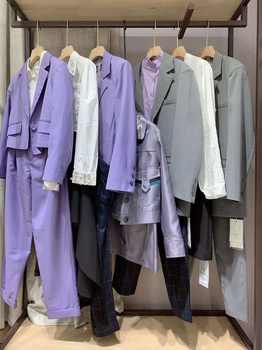 上海高端 品牌紀(jì)優(yōu)希2022秋冬精 品品牌折扣女裝尾貨貨源批發(fā)