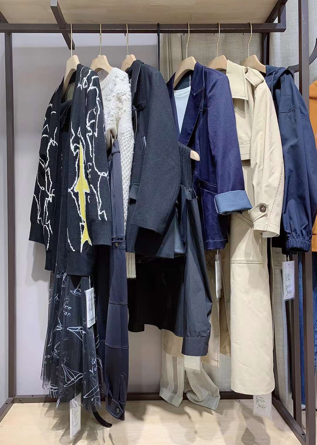 上海高端 品牌紀(jì)優(yōu)希2022秋冬精 品品牌折扣女裝尾貨貨源批發(fā)