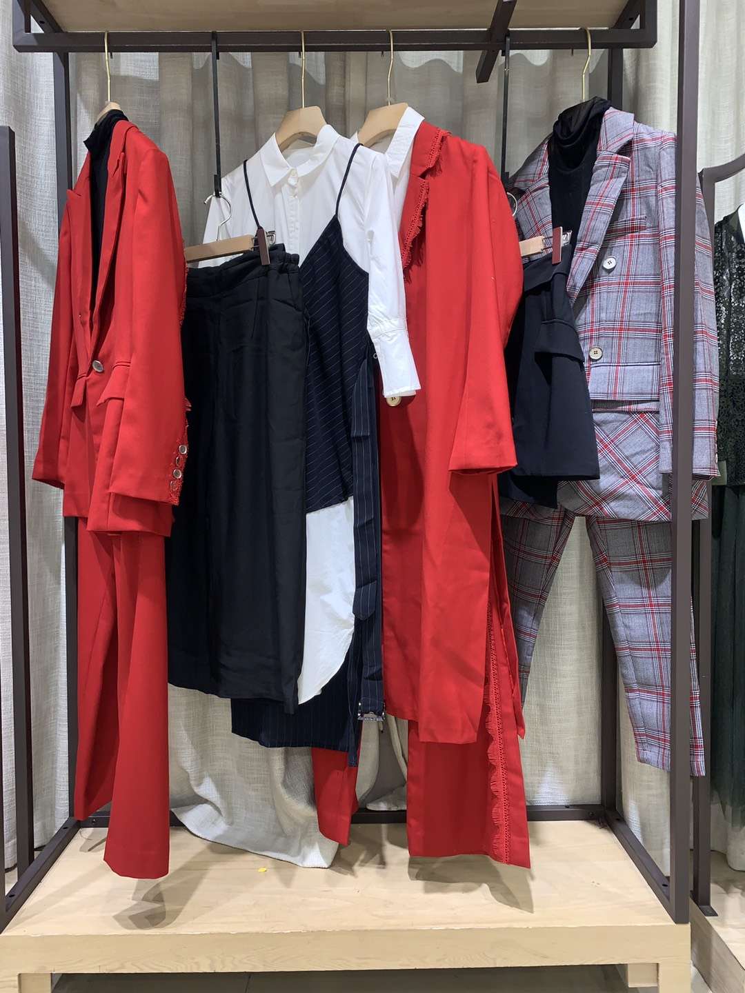 輕奢品牌圖拉 2022名品女裝折扣尾貨走份批發(fā)供應商