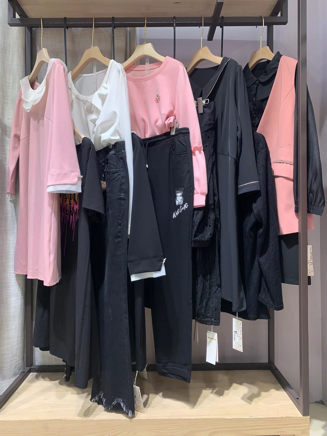 大 牌剪標品牌女權貴 族 2022品牌折扣女裝尾貨一手貨源批發(fā)