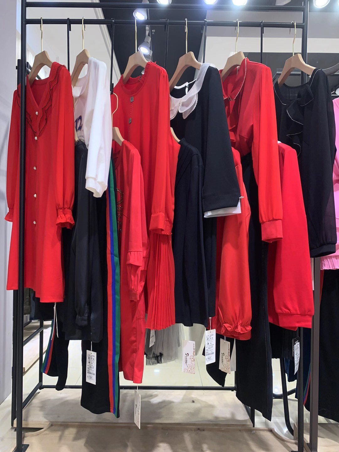 大 牌剪標品牌女權貴 族 2022品牌折扣女裝尾貨一手貨源批發(fā)