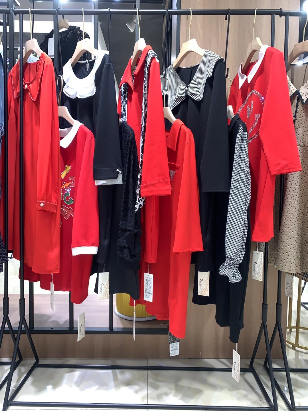 大 牌剪標品牌女權貴 族 2022品牌折扣女裝尾貨一手貨源批發(fā)