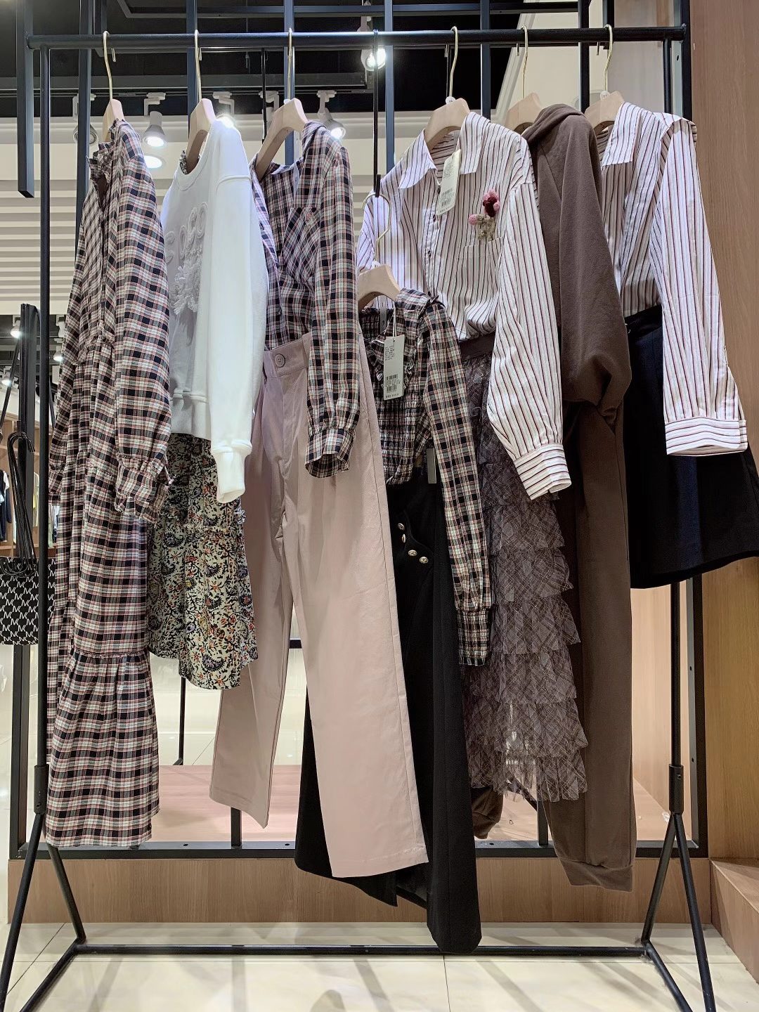 香港知 名品牌 芭依璐2022秋品牌折扣女裝尾貨電商實體店拿貨渠道