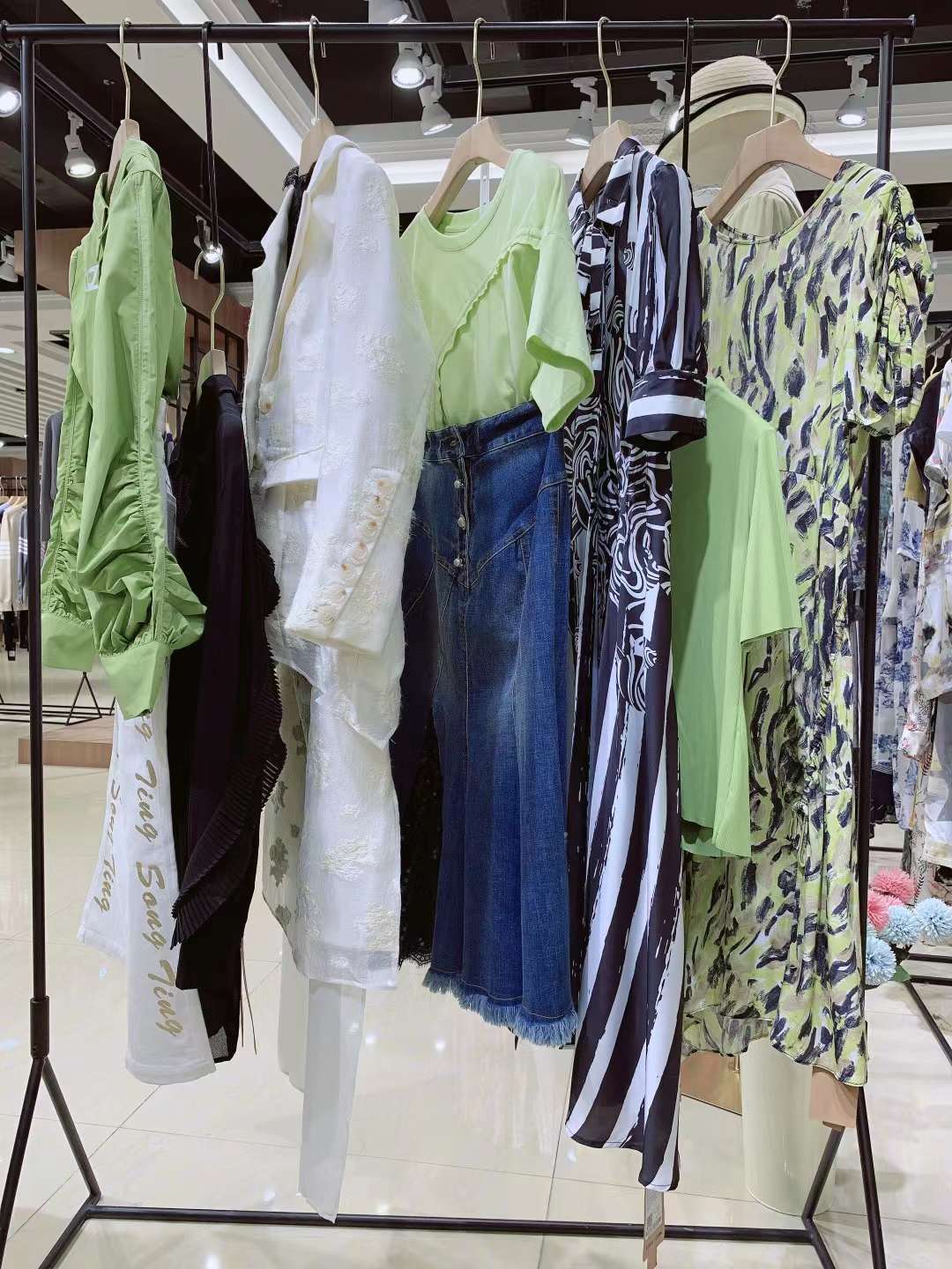 時(shí)尚潮流品牌 音色2022春品牌折扣女裝尾貨庫(kù)存一手貨源批發(fā)