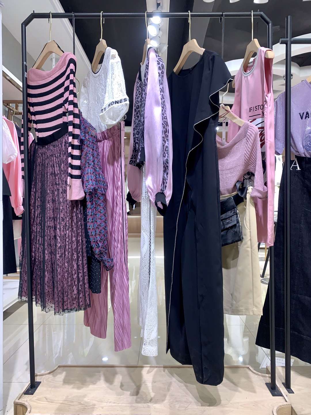 深圳專柜下架品牌芭蒂娜2022春大 牌知 名品牌女裝折扣尾貨貨源批發(fā)