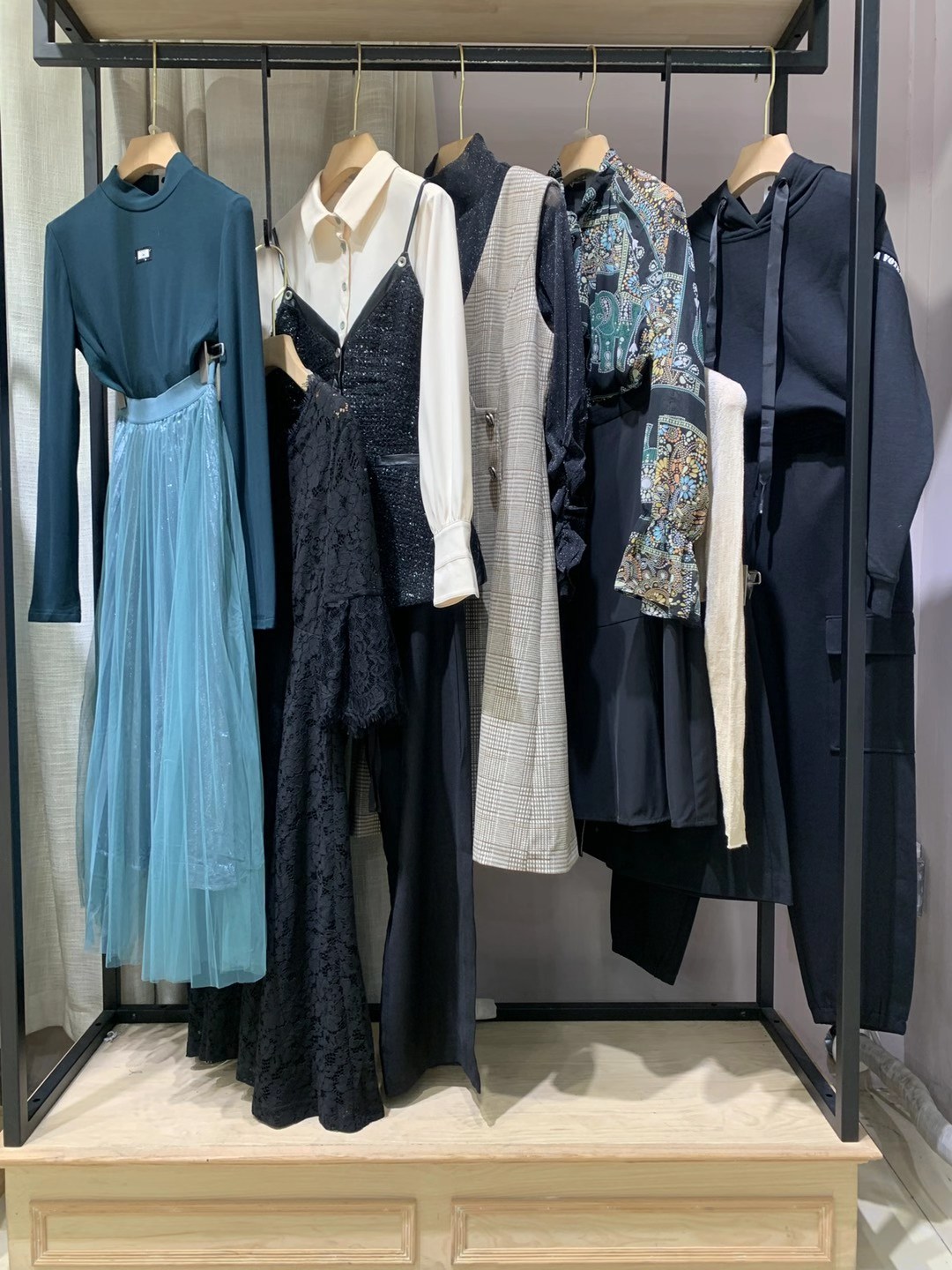 高端 品牌 蒂梵茜 2022輕奢大  牌品牌女裝折扣尾貨貨源批發(fā)
