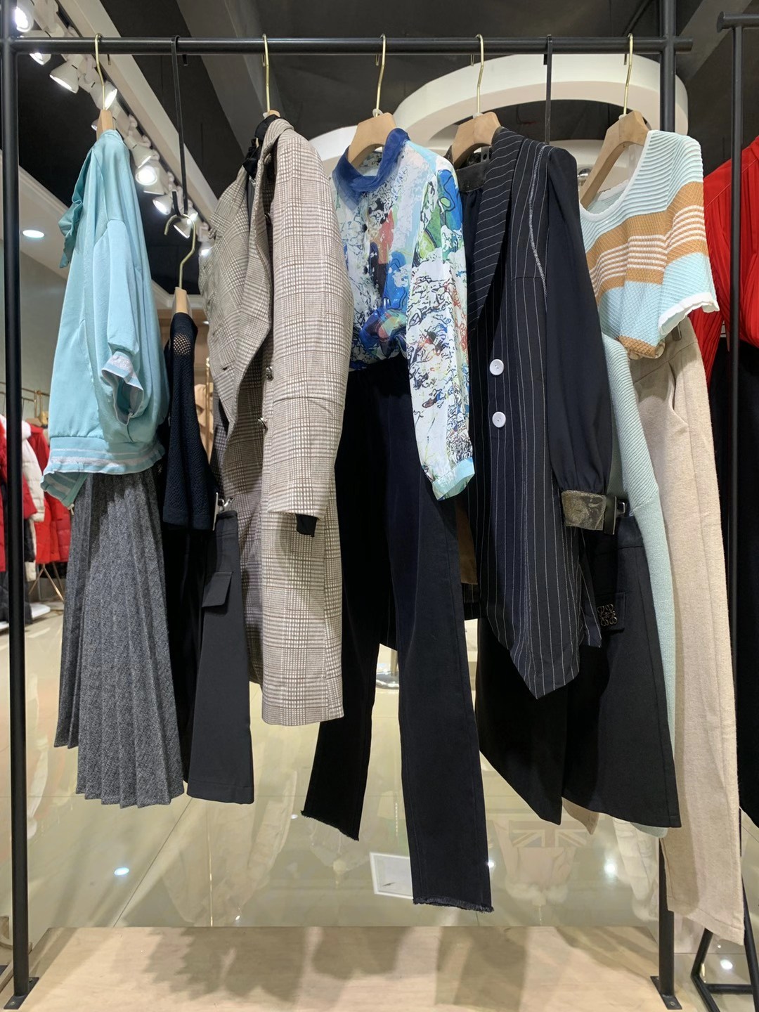 蒂梵茜2022品牌女裝折扣尾貨實(shí)體進(jìn)貨渠道 高端時(shí)尚女裝貨源